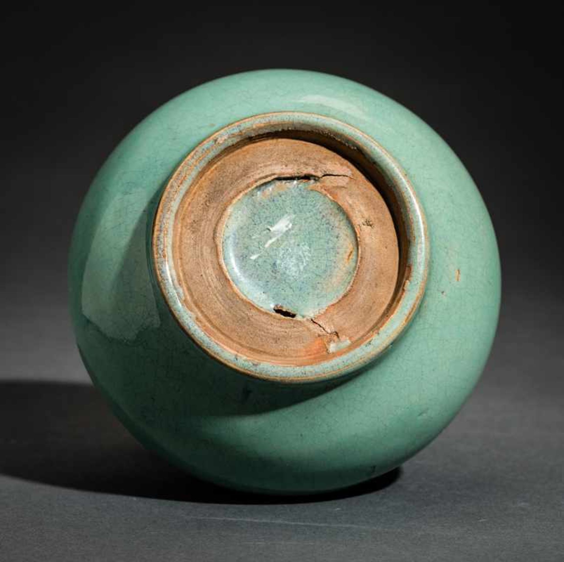 VASE MIT DRACHENGRIFF Glasierte Keramik, China. ca. spätes Qing (1644-1911) bis danachLichtgrün - Bild 5 aus 5