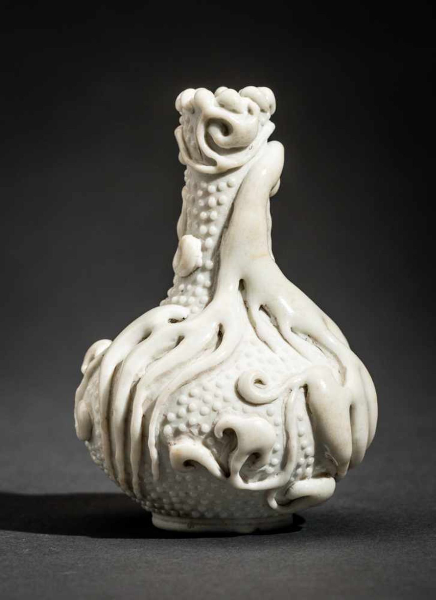 KLEINE VASE MIT PHÖNIX Glasierte Keramik, China. Qing (1644 – 1911)Ein sehr ansprechendes kleines - Image 3 of 4