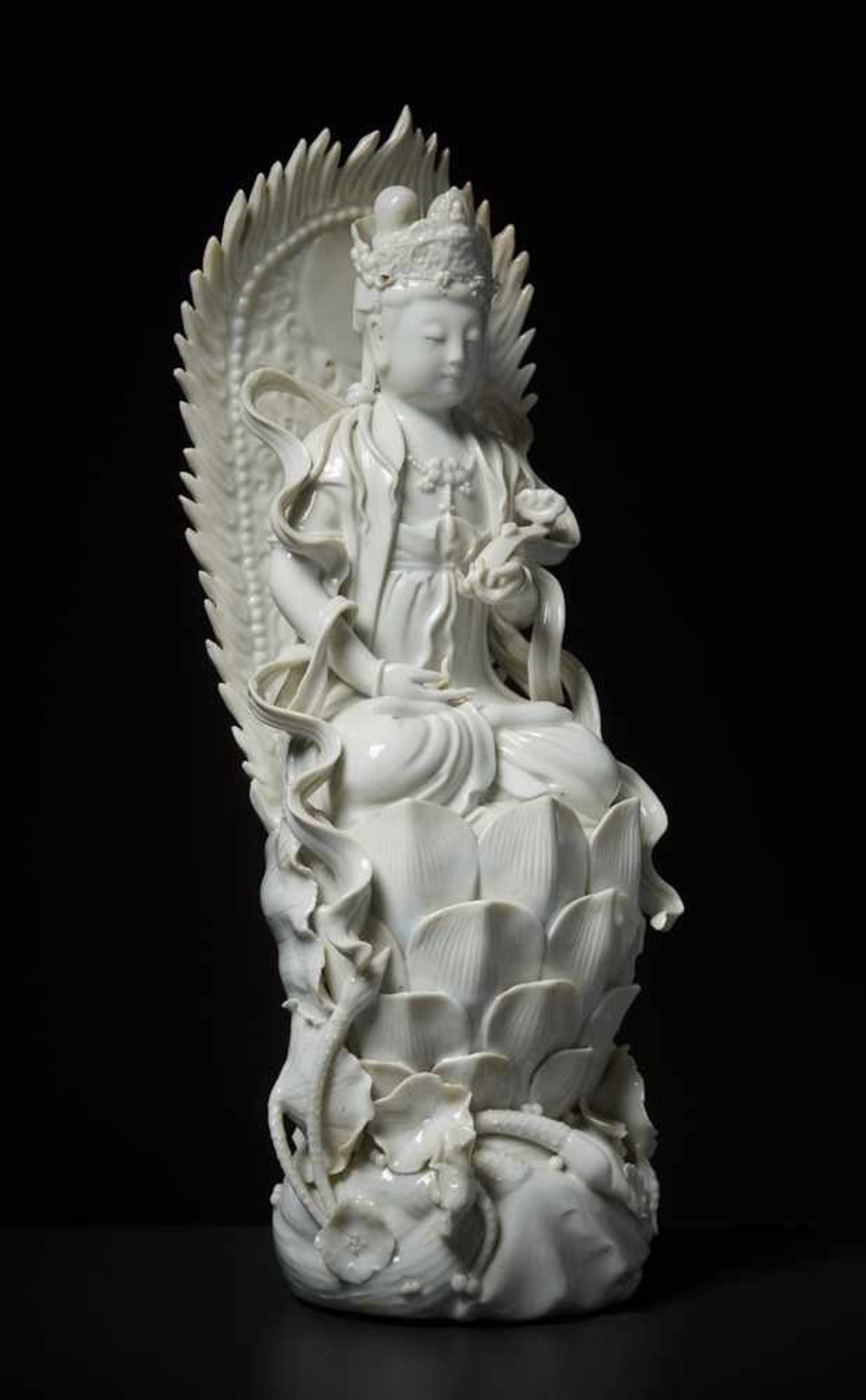 THRONENDE GÖTTIN GUANYIN Blanc de Chine-Porzellan, China, Dehua. RepublikEine besonders anmutige - Bild 3 aus 6