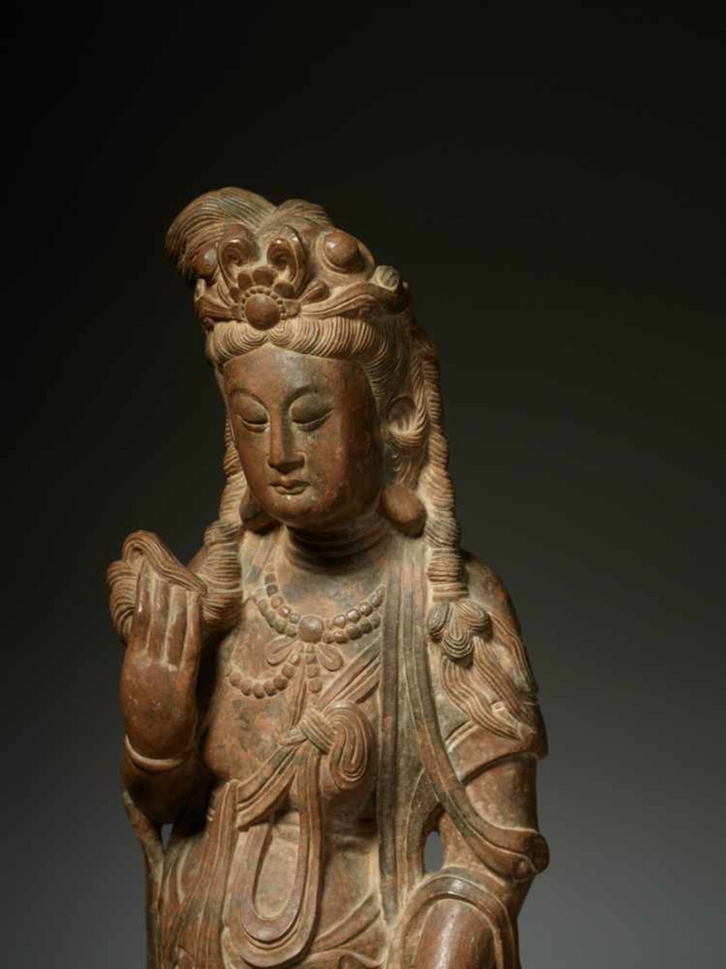 GÖTTIN GUANYIN Brauner Marmor, China Kanton. Der weibliche Pusa (Bodhisattva) Guanyin steht in - Image 4 of 7