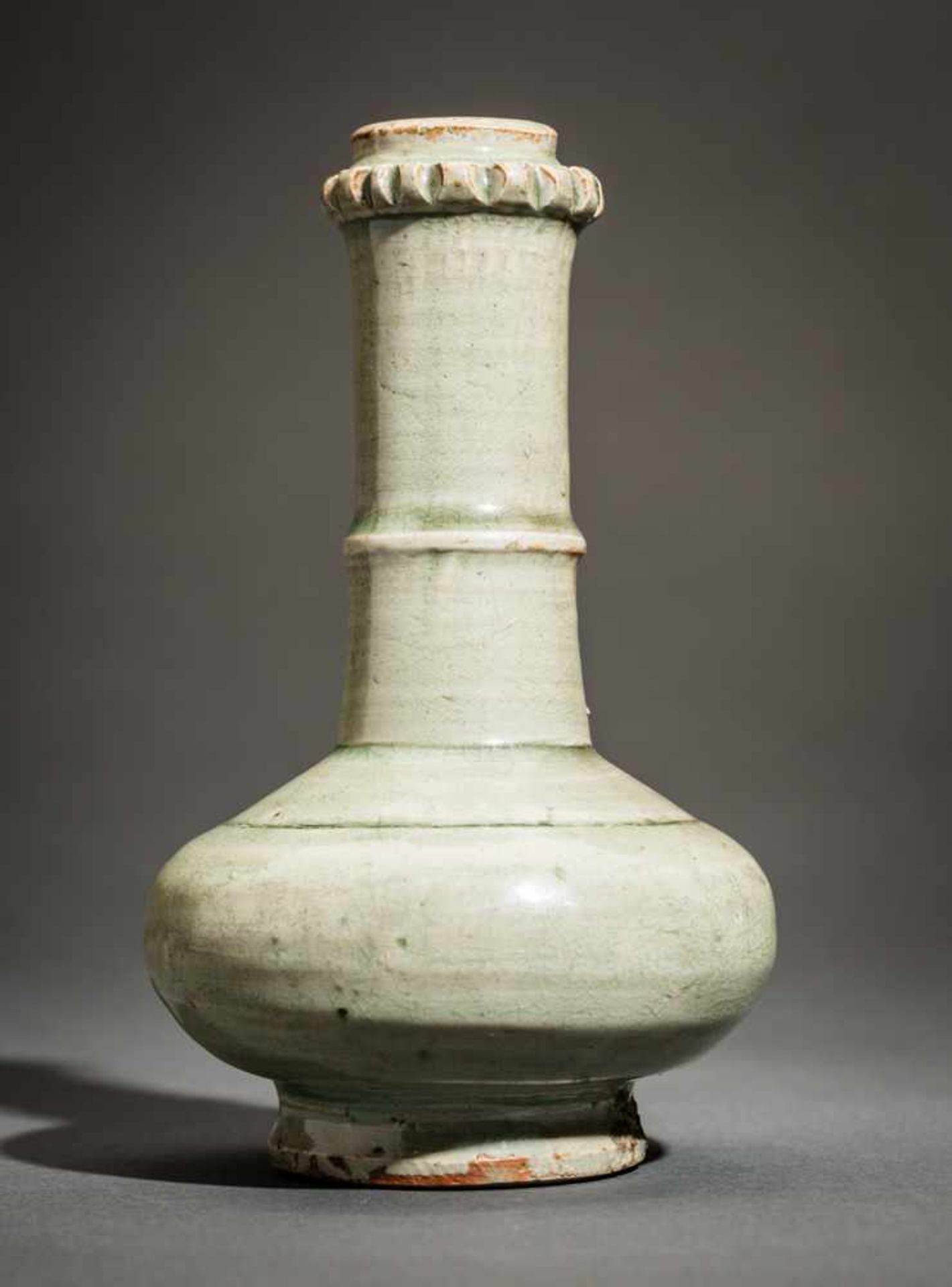 HOCHHALSIGE KLEINE VASE Glasierte Keramik, China – Südostasien. vermutlich 17. – 19. Jh.Eine