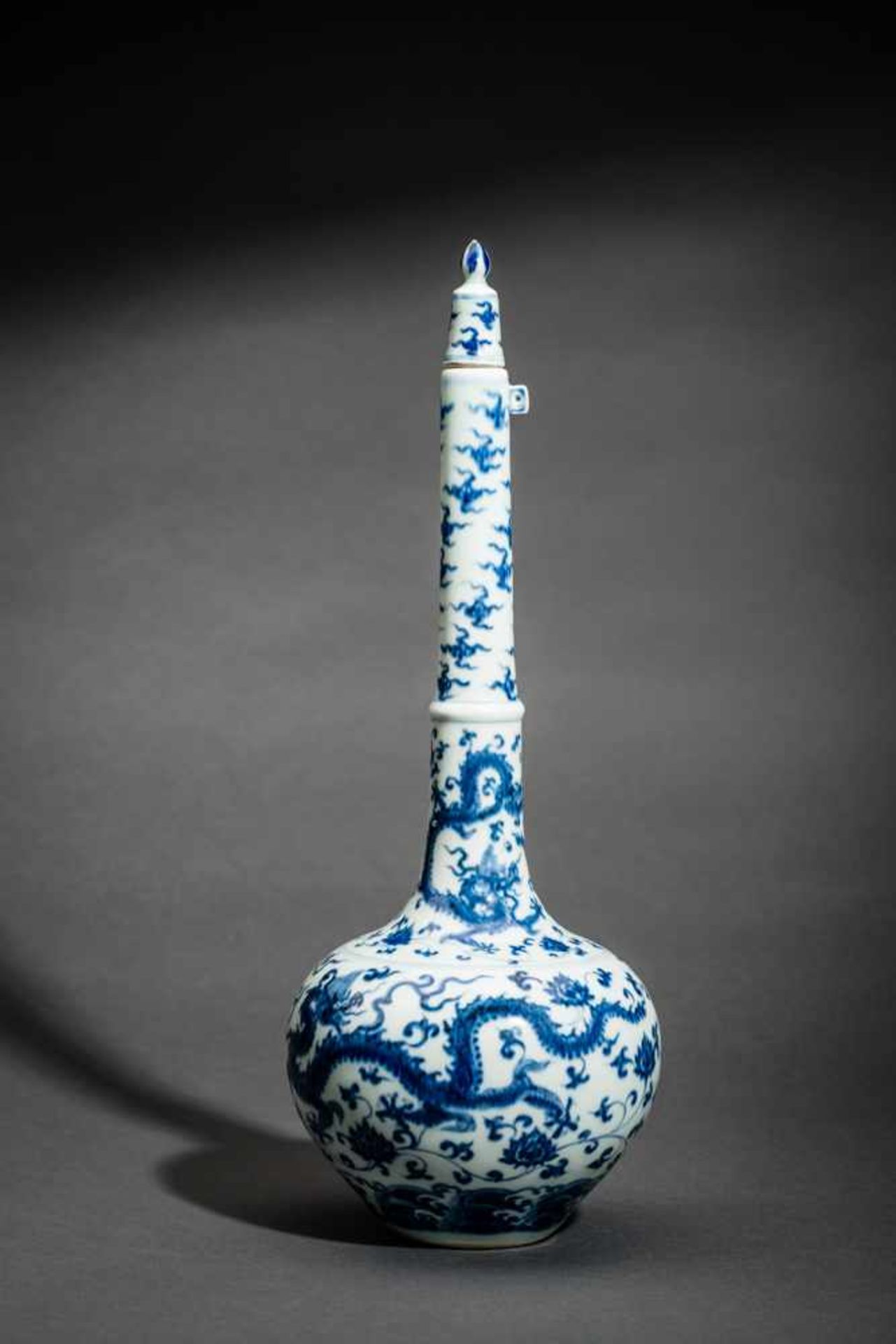 HOCHHALSIGE VASE MIT DRACHENBlauweißes Porzellan, China. Kugeliger Körper mit besonders hohem Hals