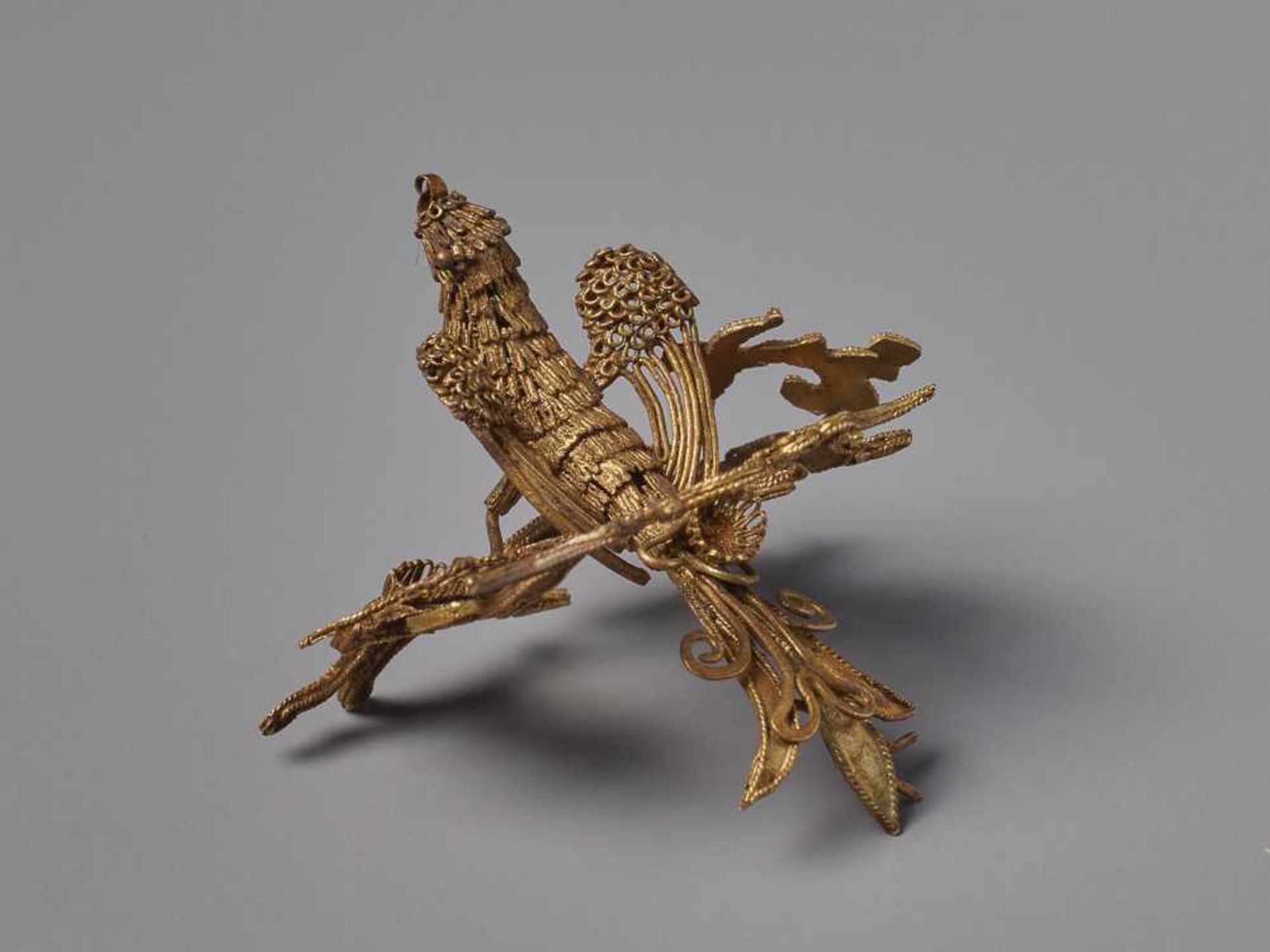 PHÖNIX AUF STANGE Gold, China. Qing (1644 – 1911), möglicherweise älterDer Wundervogel, der zu den - Bild 3 aus 4