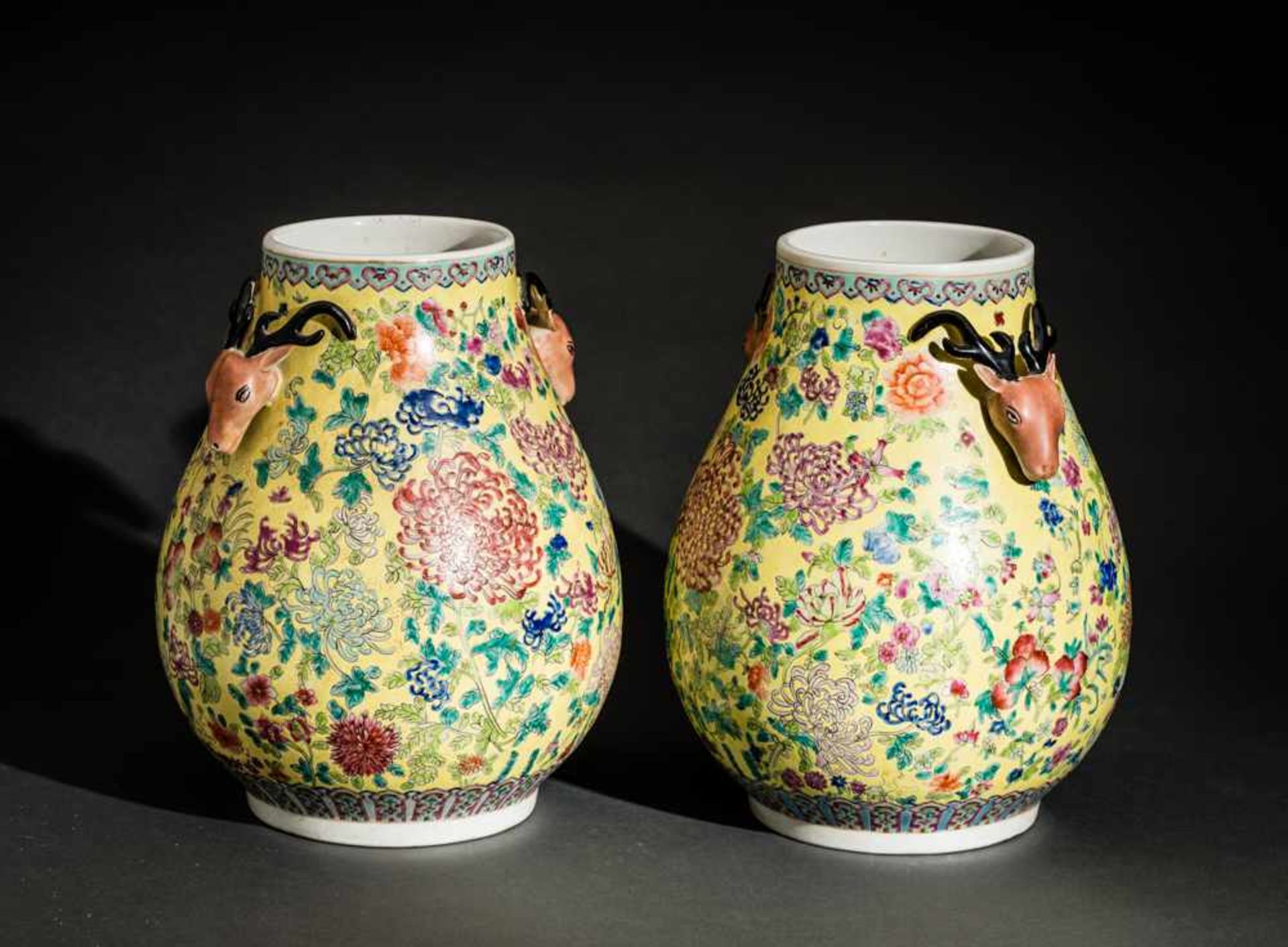 PAAR VASEN MIT KÖPFEN VON HIRSCHEN Porzellan mit Emaifarben, China. Im Stil der Qianlong-Zeit, - Image 4 of 6