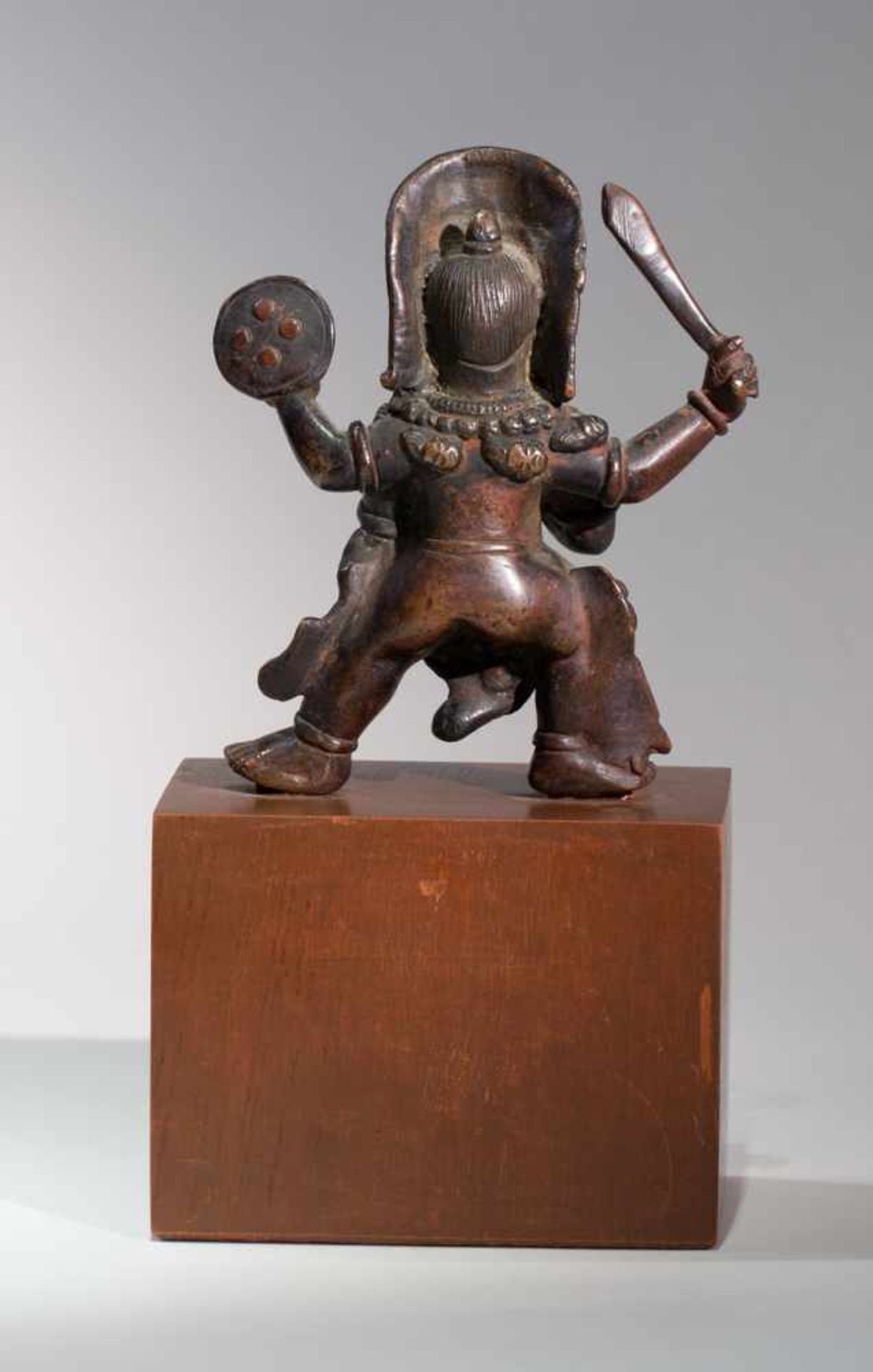 DIE KRODHA-GOTTHEIT MAHAKALA Bronze, Tibet. 18. Jh.Der Dharmapala (Schützer der Lehre) steht im - Bild 5 aus 7
