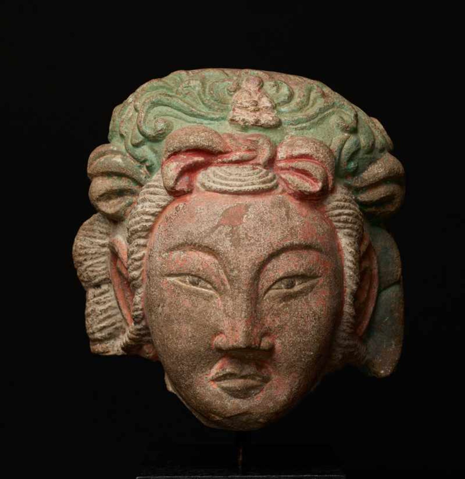 KOPF DER GÖTTIN GUANYIN Stein mit Farbfassung. China, Liao-Dynastie (912 - 1125) Sehr seltenes