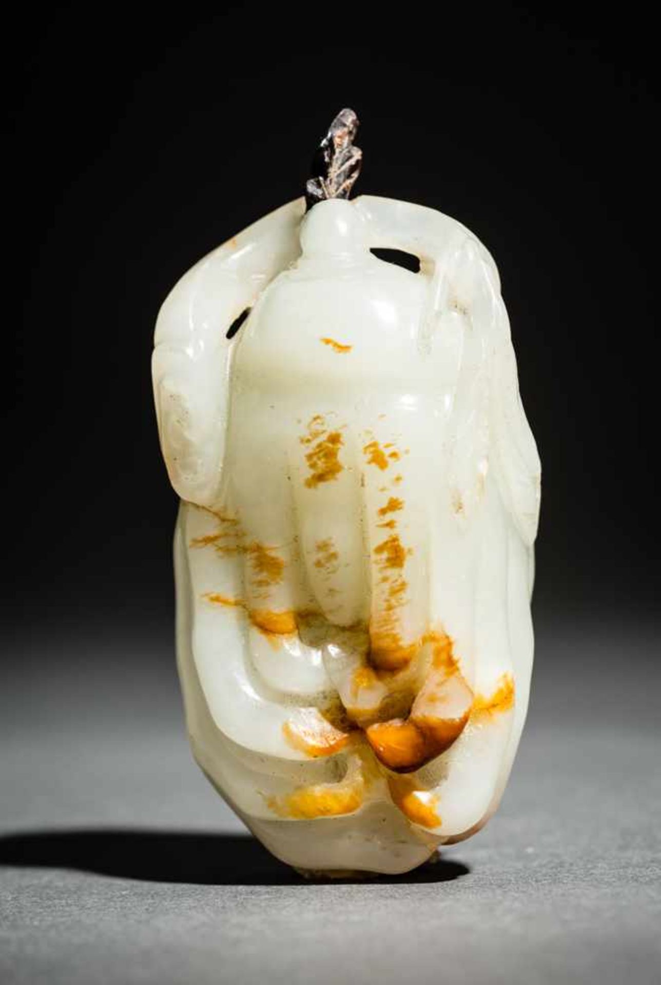 JADE-SNUFFBOTTLE IN FORM EINER BUDDHAHAND-FRUCHT Weiße Jade, China. Die Fingerzitrone, auch Buddha-