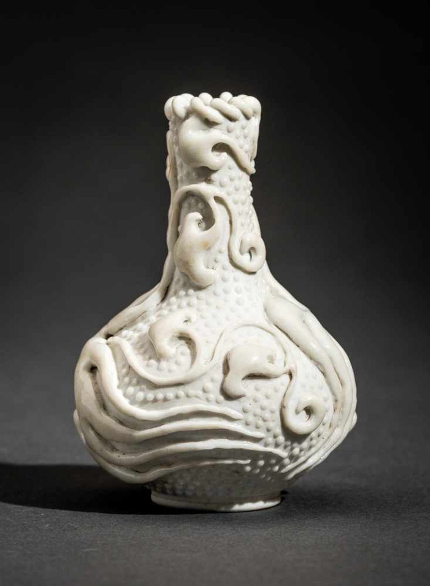 KLEINE VASE MIT PHÖNIX Glasierte Keramik, China. Qing (1644 – 1911)Ein sehr ansprechendes kleines - Image 2 of 4