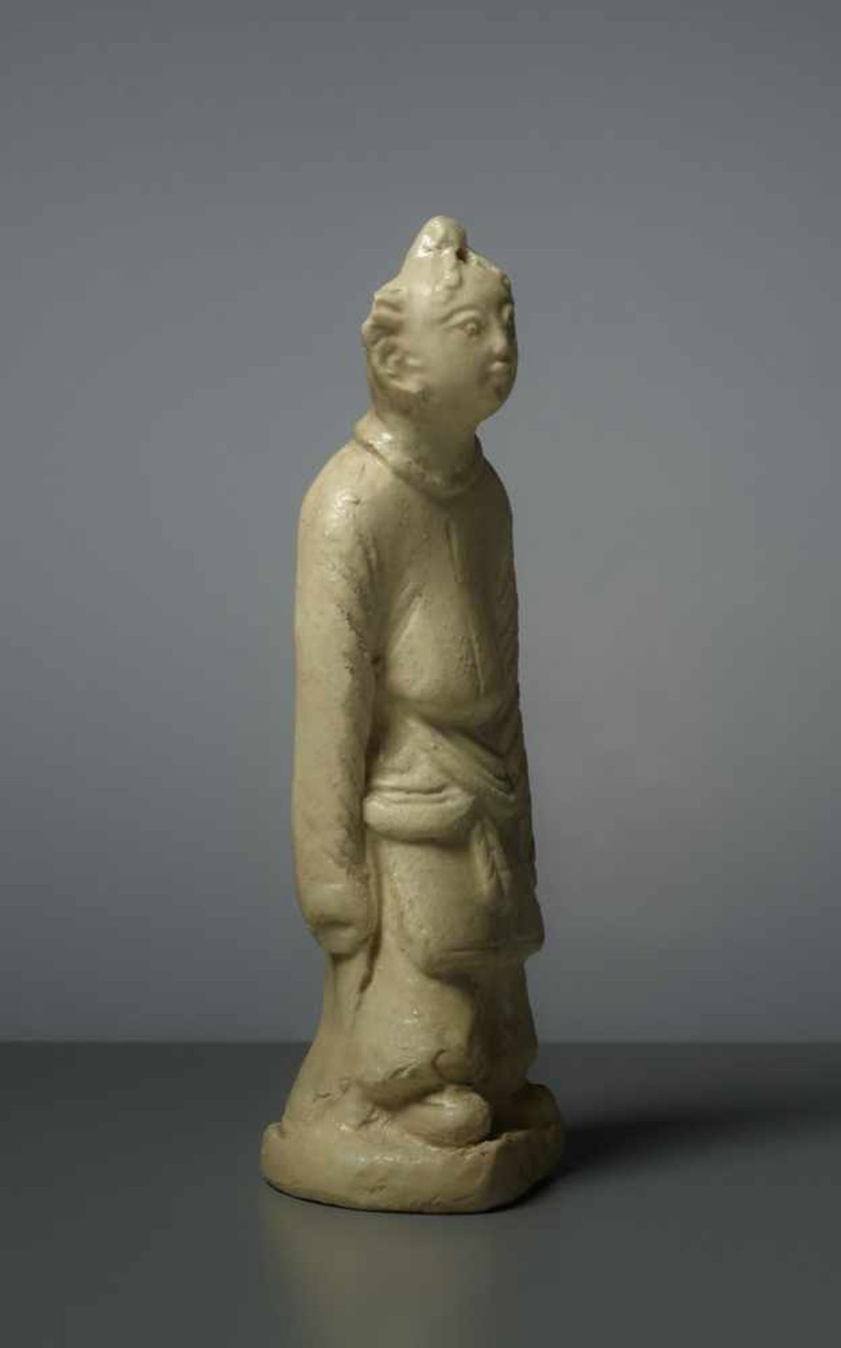 FIGUR EINES GLÜCKSKNABEN Glasierte Keramik, China. Song, ungefähr 12. Jh.Ein Knabe in - Image 4 of 5