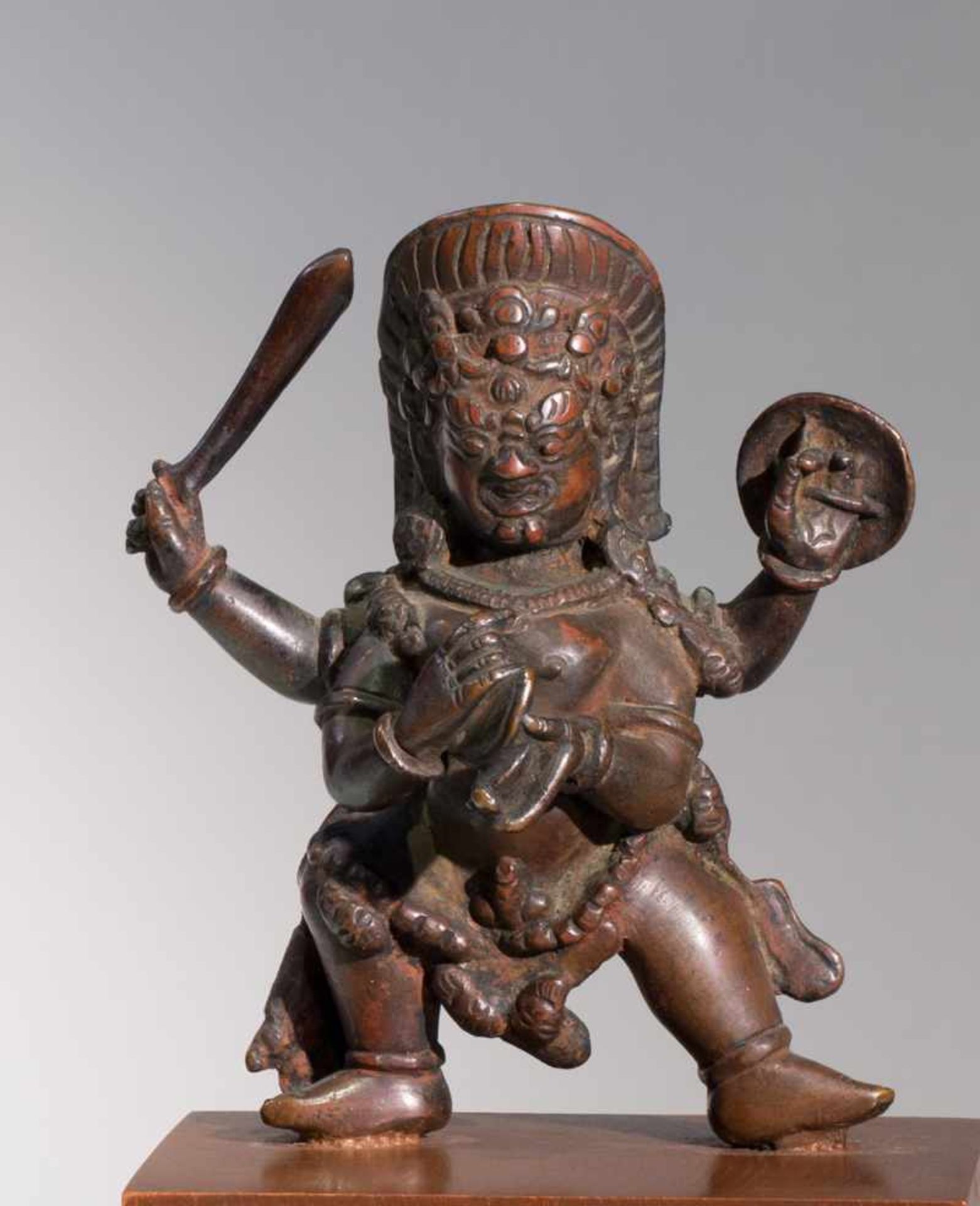 DIE KRODHA-GOTTHEIT MAHAKALA Bronze, Tibet. 18. Jh.Der Dharmapala (Schützer der Lehre) steht im