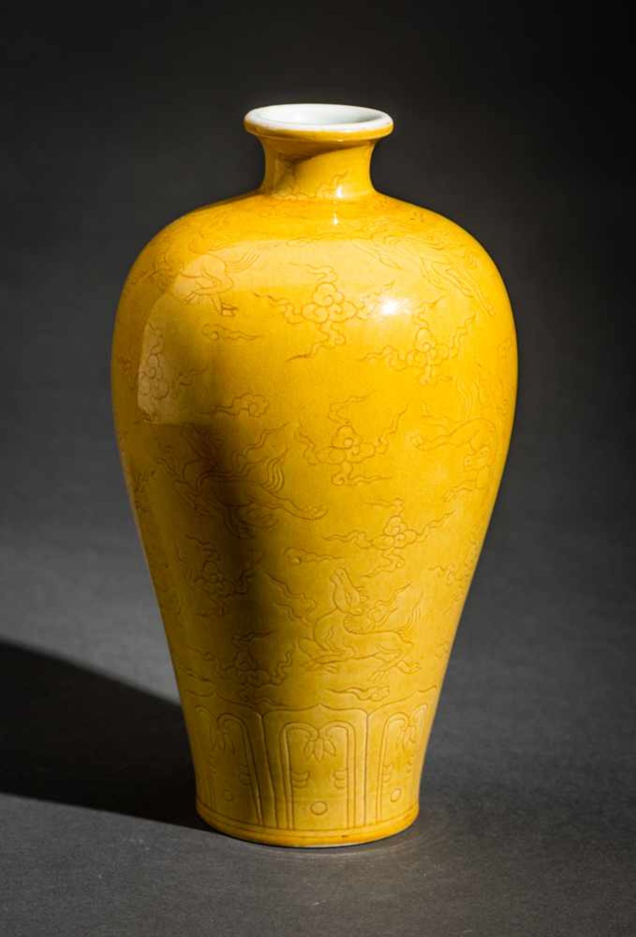 SCHULTERVASE MIT HIMMELSPFERDENKaisergelbes Porzellan, China. Vase in der Meiping-Form mit - Image 2 of 3