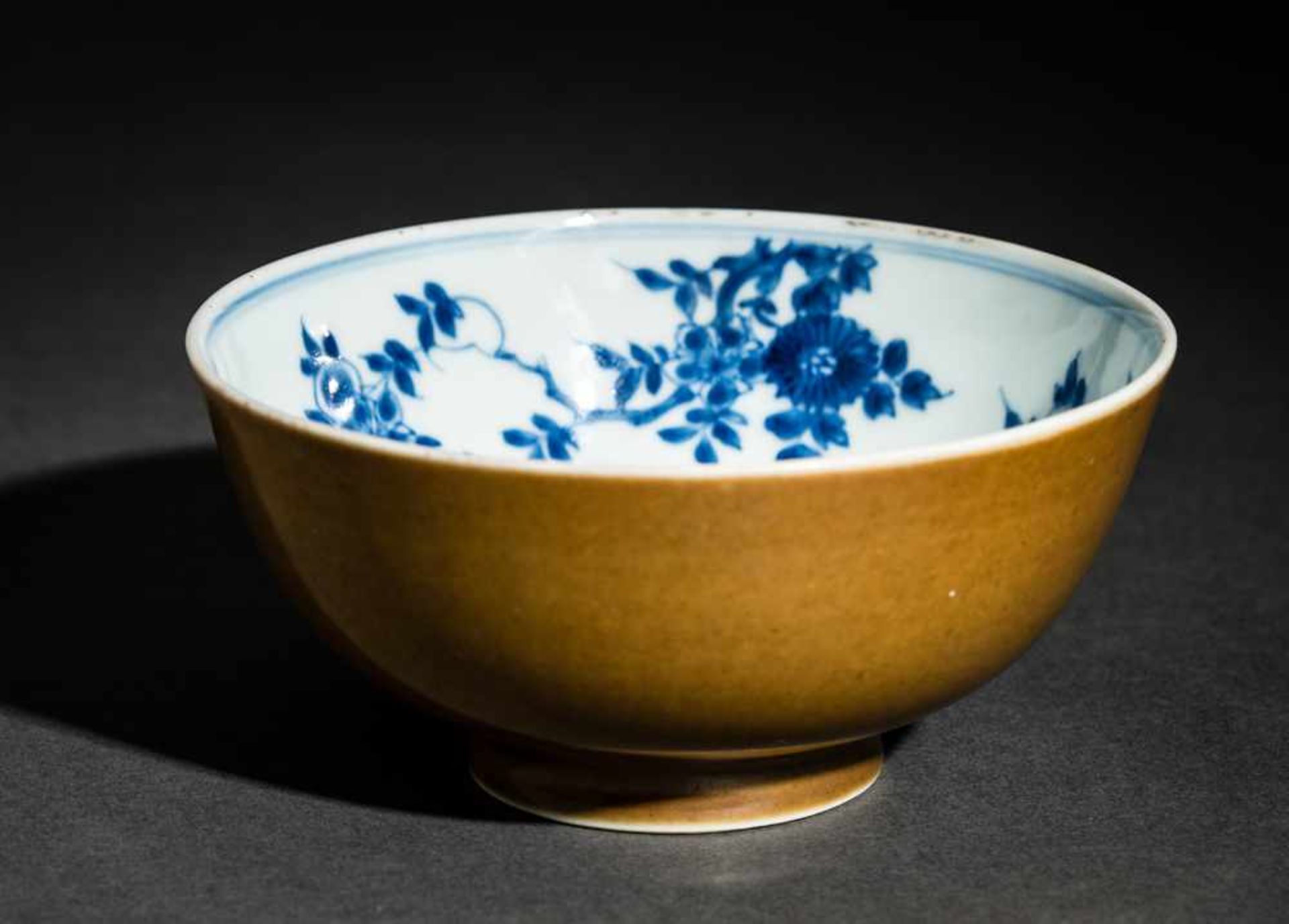 SCHALE MIT BLÜTEN Porzellan, China. Qing-Dynastie, Kangxi (1662 -1722)Gerundete Wandung über einem - Image 3 of 5