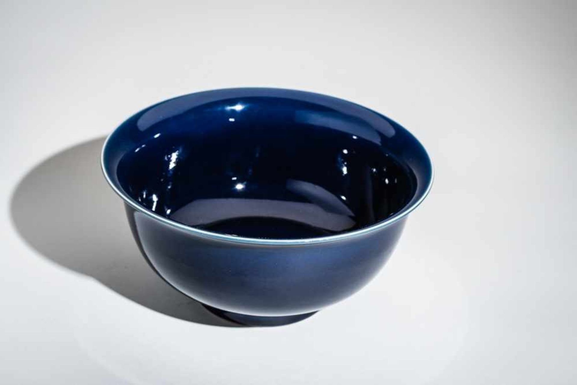 TIEFE SCHALE Porzellan, China. Elegant ausgewogene Form, innen wie außen eine schöne tiefblaue - Image 3 of 5