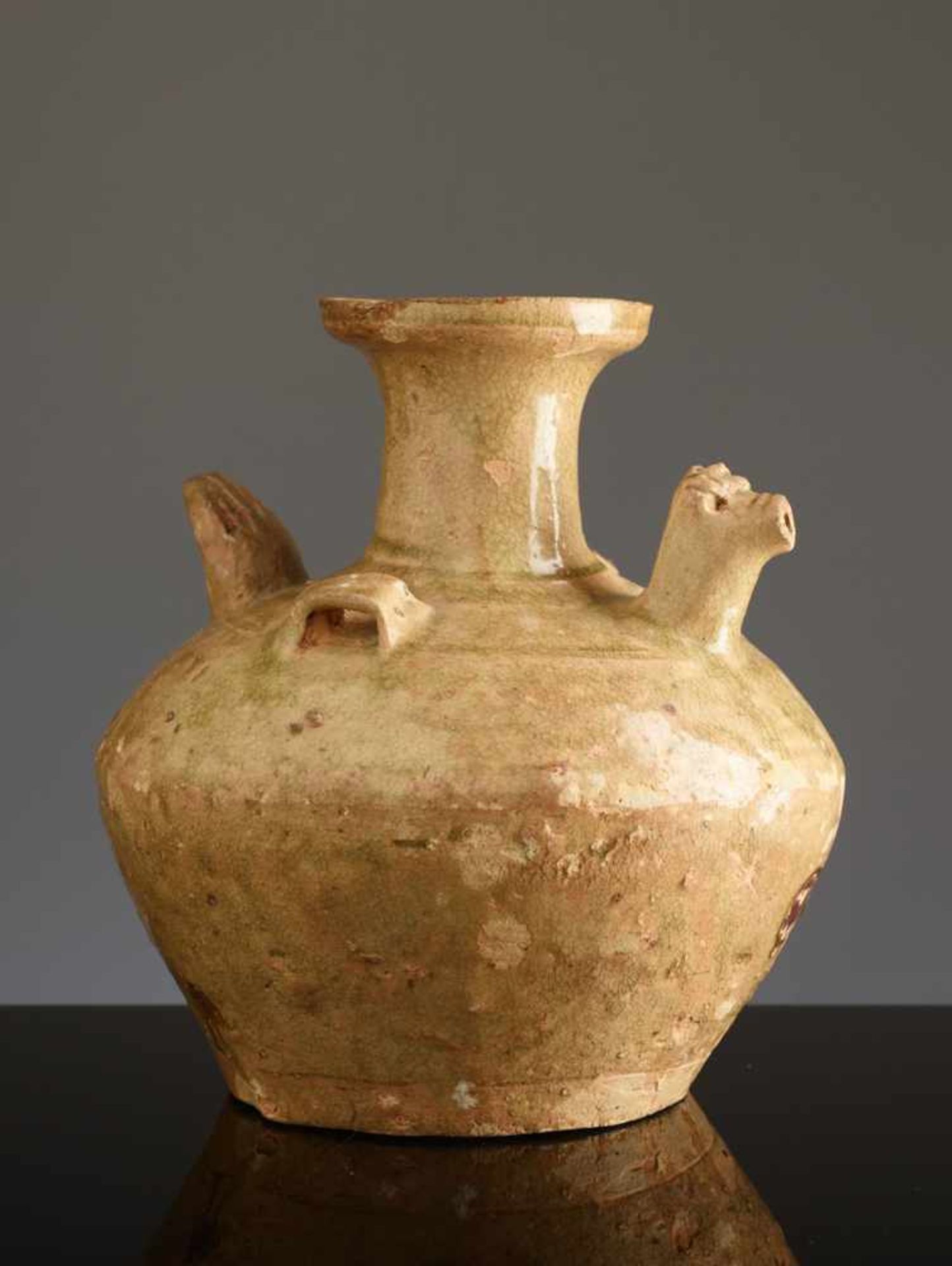 GEFÄSS MIT ZOOMORPHEM AUSGUSS Glasierte Keramik, China. Yuan bis Ming, ungefähr 14. – 16. Jh. - Image 2 of 6