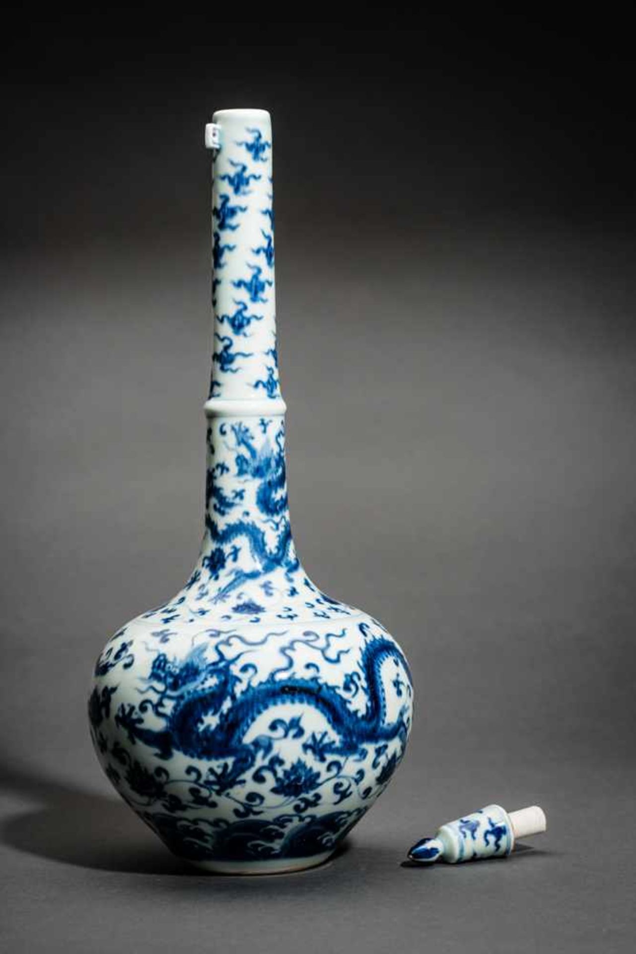 HOCHHALSIGE VASE MIT DRACHENBlauweißes Porzellan, China. Kugeliger Körper mit besonders hohem Hals - Image 5 of 6