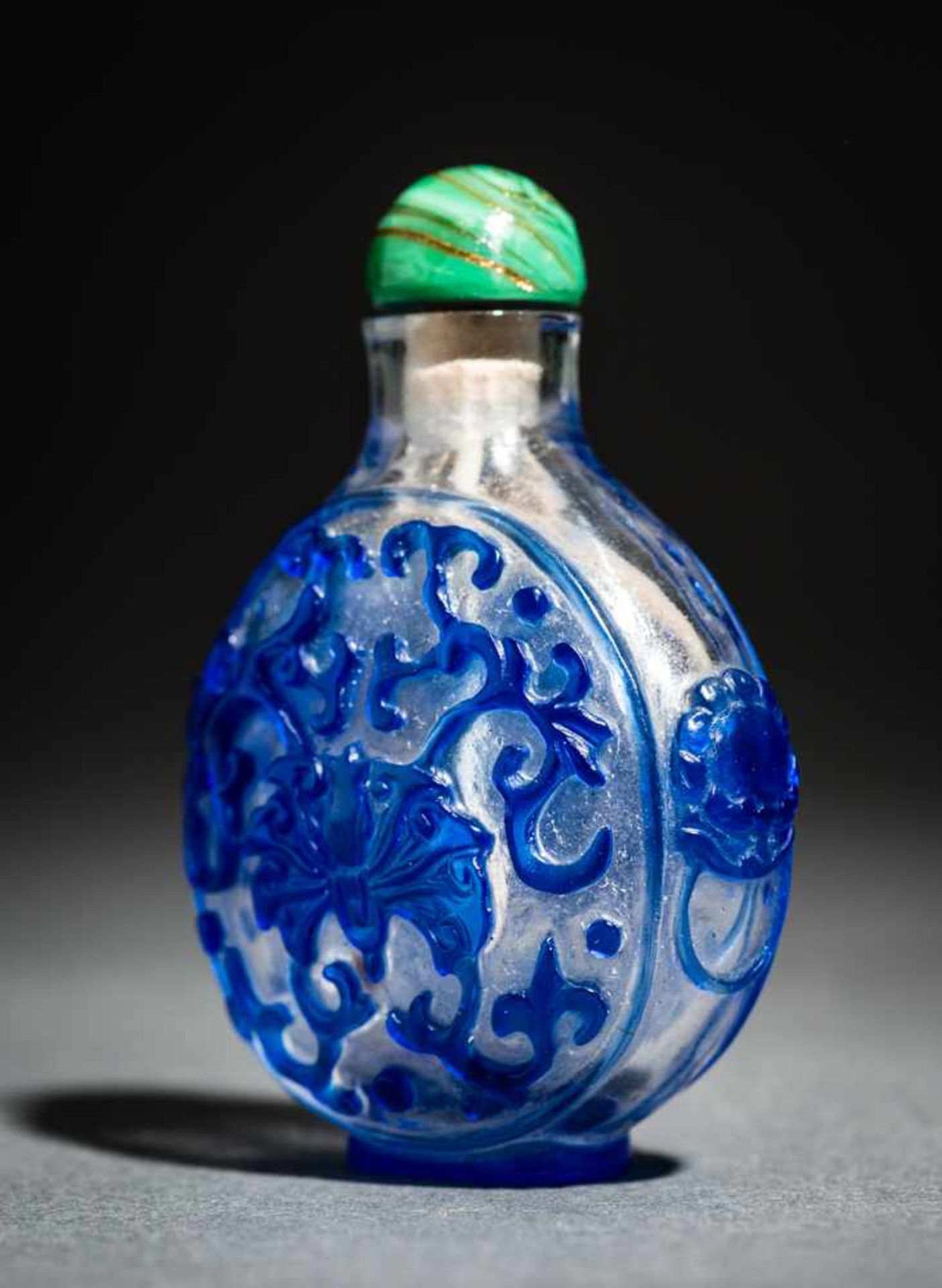 TRANSPARENTES GLASSNUFFBOTTLE MIT BLÜTEN, RANKEN, LÖWENMASKEN Überfangglas, China. Kreisrundes, - Image 3 of 6