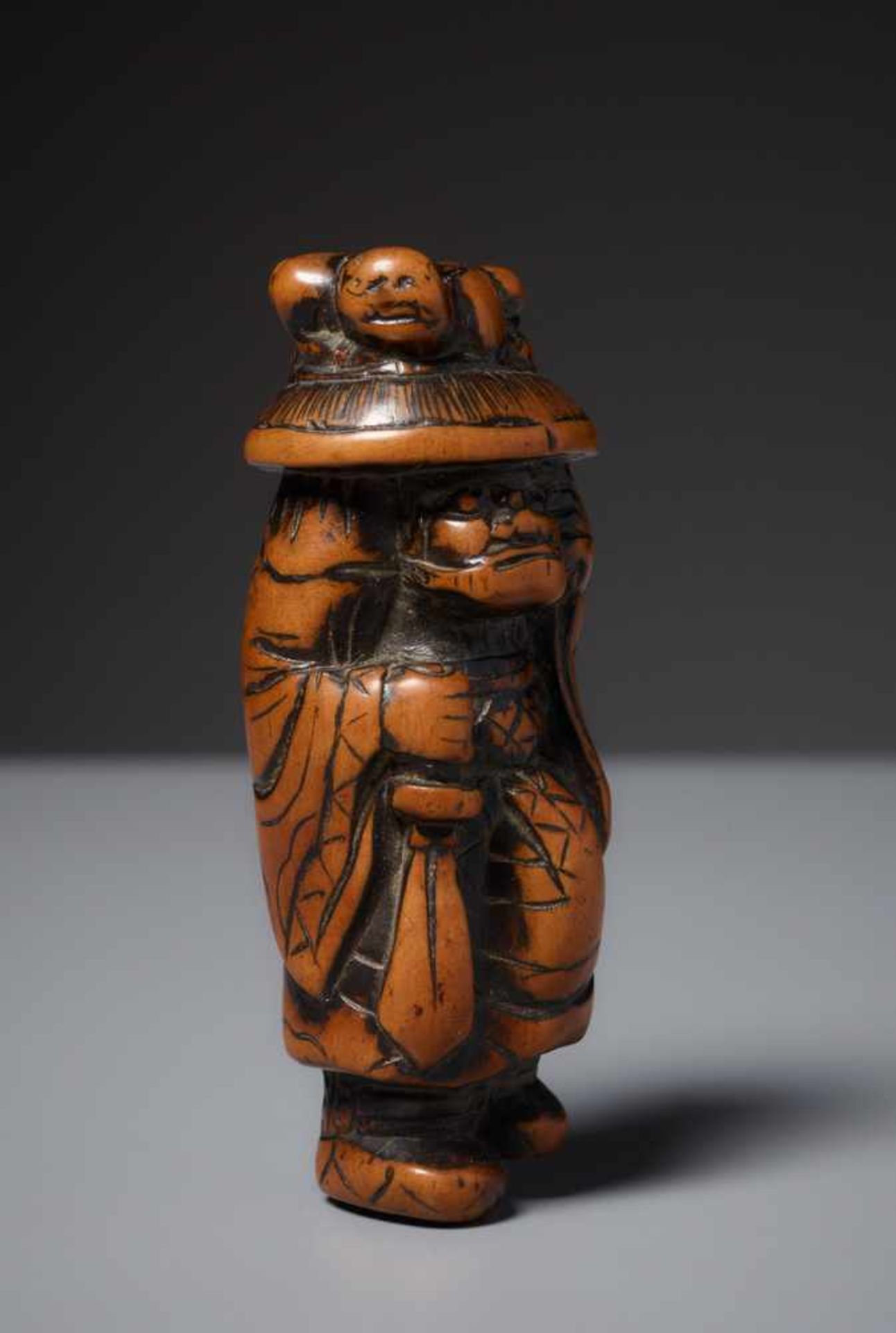 DER TEUFELJÄGER SHOKI Netsuke, Holz, Japan, um 1800 bis fr. 19. Jh.Ein kraftvolles altes Netsuke, - Image 2 of 5