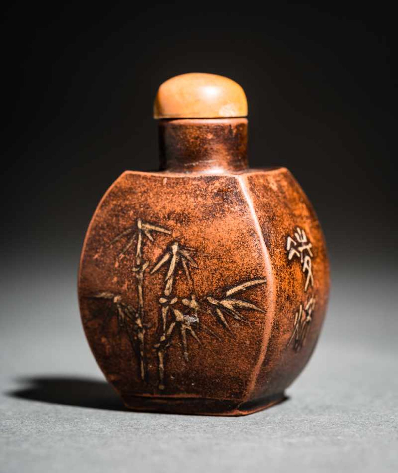 YIXING KERAMIK-SNUFFBOTTLE MIT BAMBUS UND PRUNUS Yixing Keramik, China. Reizend fein gebildete - Bild 2 aus 5