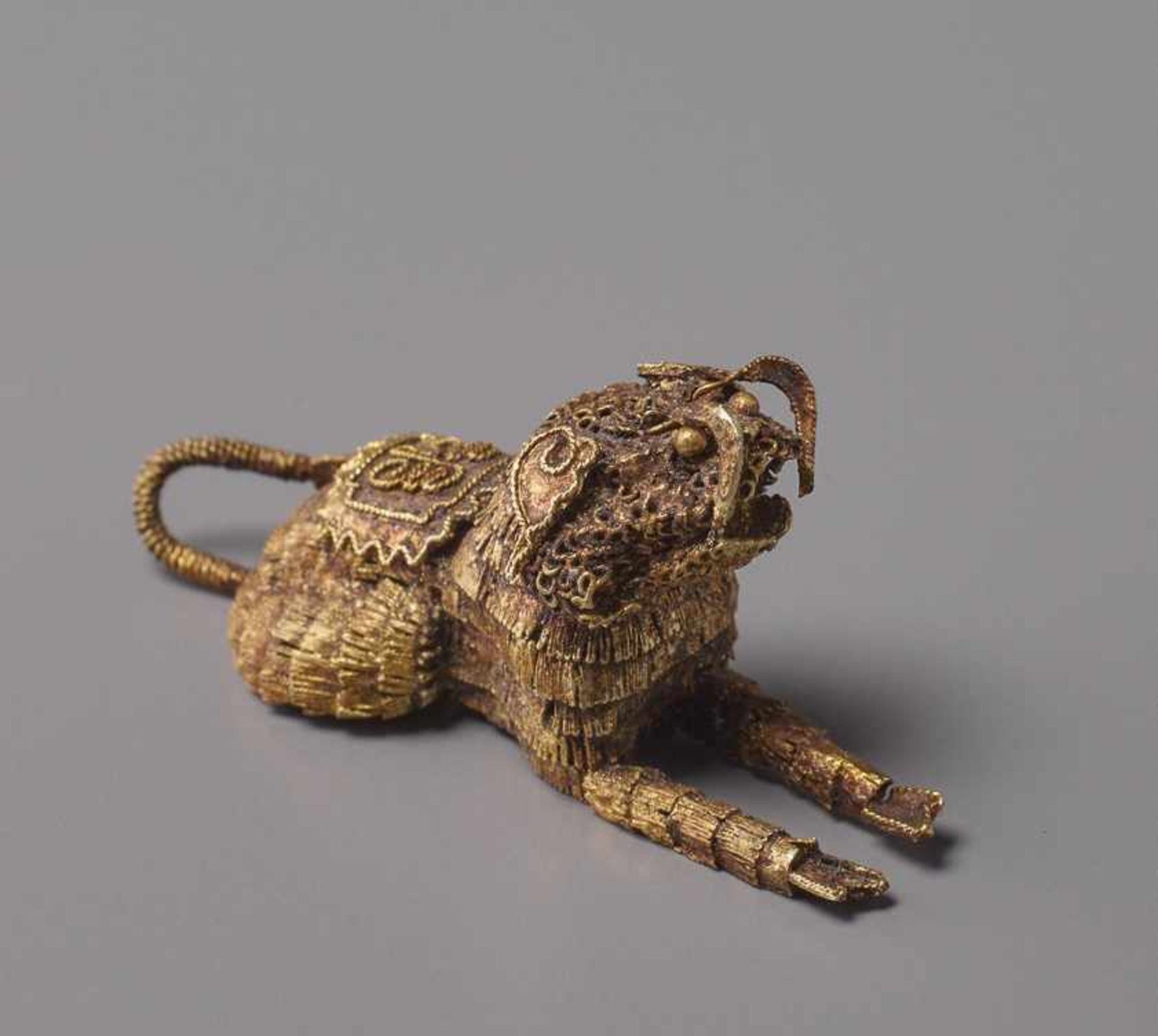 LÖWENHUND Gold, China. Qing (1644 – 1911), möglicherweise älterDieser Shizi ist liegend, ganz wie - Image 2 of 4