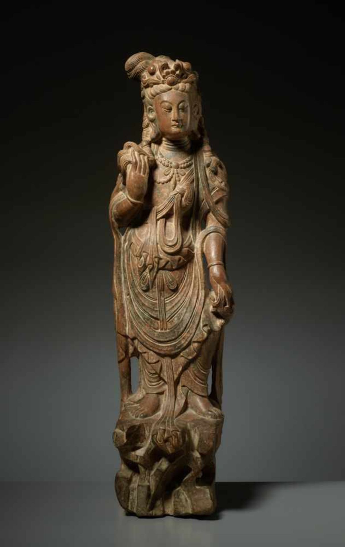 GÖTTIN GUANYIN Brauner Marmor, China Kanton. Der weibliche Pusa (Bodhisattva) Guanyin steht in