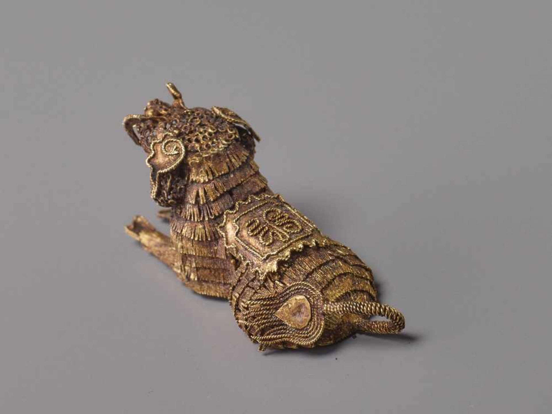 LÖWENHUND Gold, China. Qing (1644 – 1911), möglicherweise älterDieser Shizi ist liegend, ganz wie - Image 4 of 4