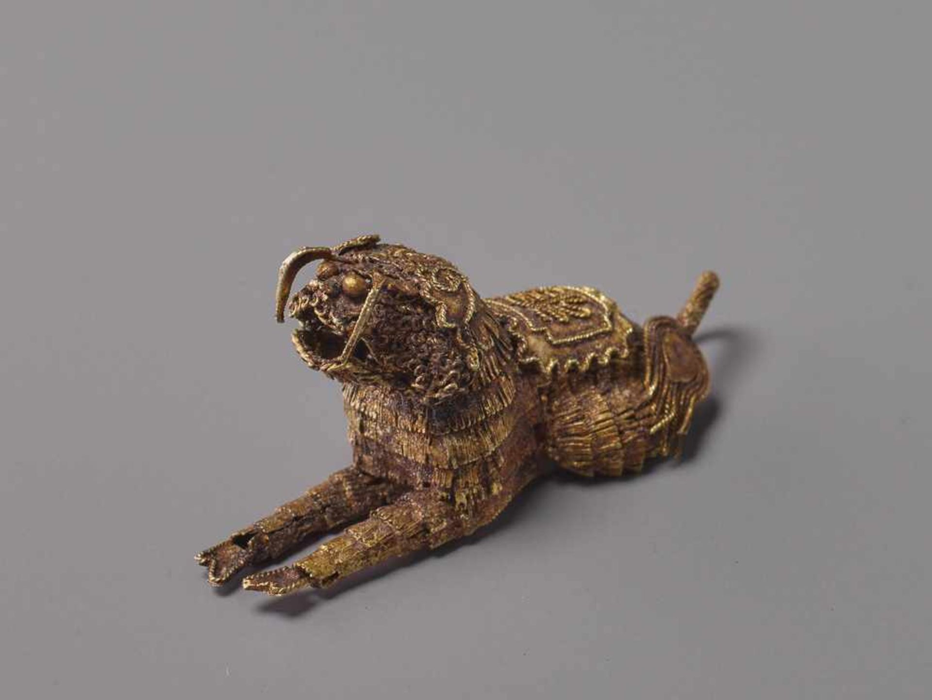 LÖWENHUND Gold, China. Qing (1644 – 1911), möglicherweise älterDieser Shizi ist liegend, ganz wie