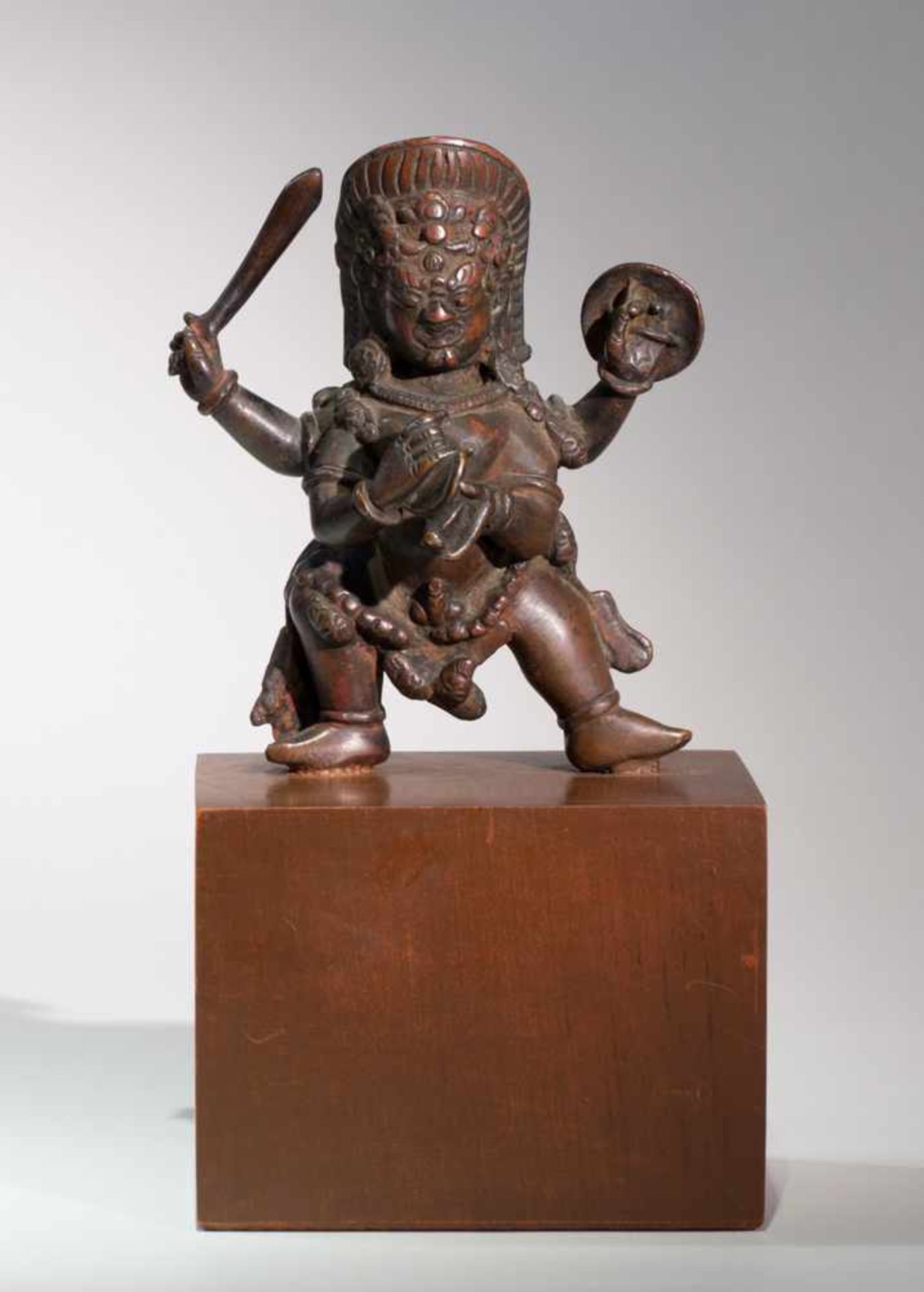 DIE KRODHA-GOTTHEIT MAHAKALA Bronze, Tibet. 18. Jh.Der Dharmapala (Schützer der Lehre) steht im - Bild 7 aus 7