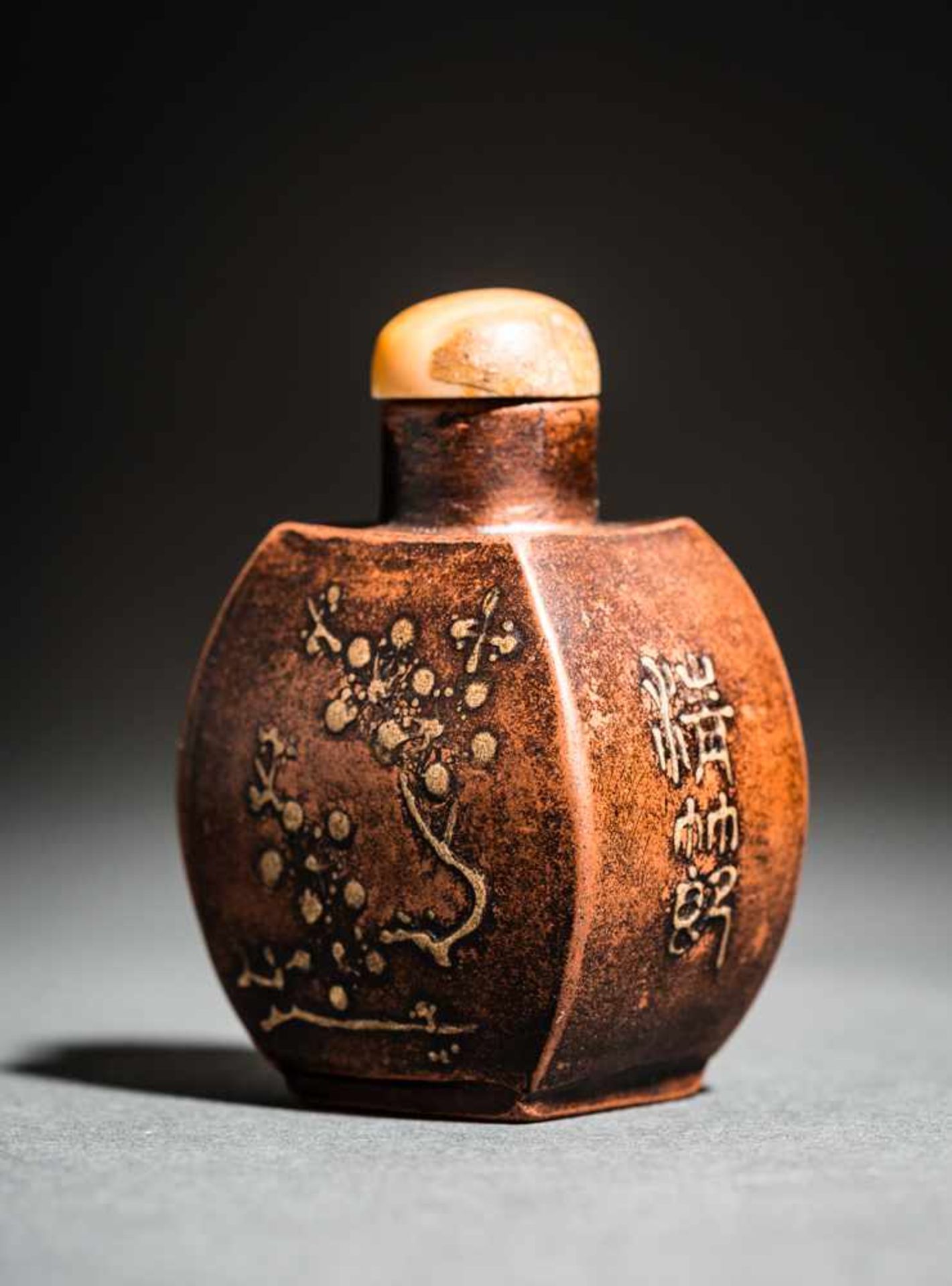 YIXING KERAMIK-SNUFFBOTTLE MIT BAMBUS UND PRUNUS Yixing Keramik, China. Reizend fein gebildete