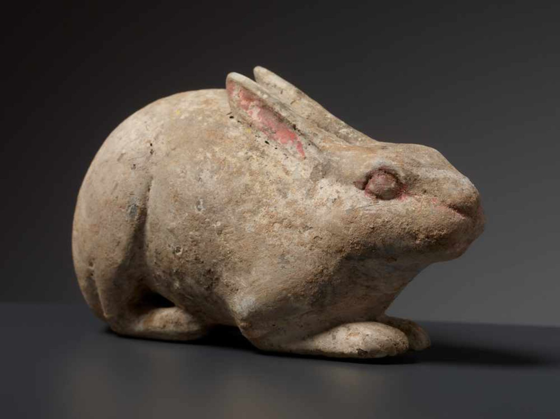 LIEGENDER HASE Terrakotta mit Bemalung, China. Tang (618 - 907)Kleine Terrakotta-Figurine, die einen