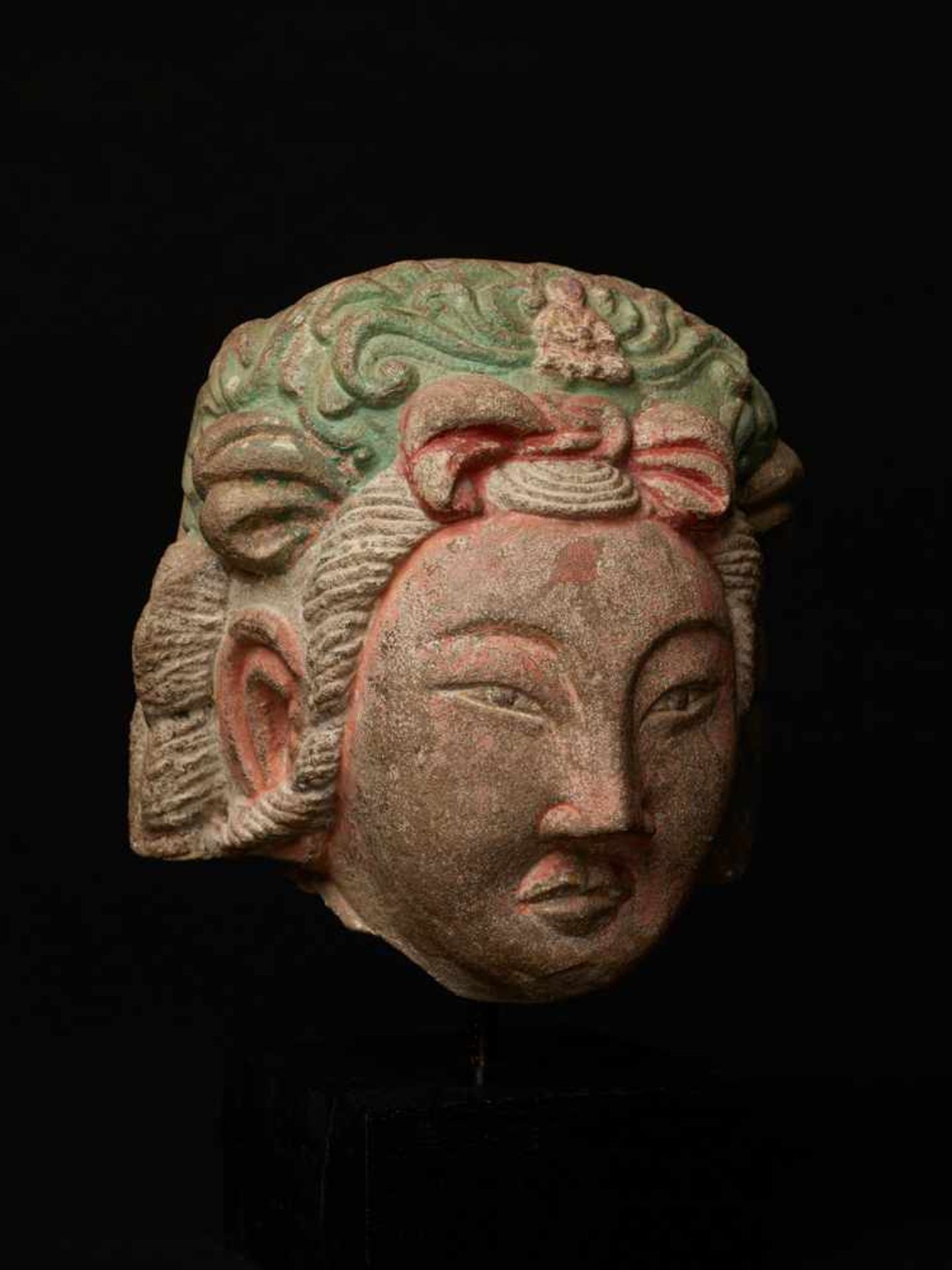 KOPF DER GÖTTIN GUANYIN Stein mit Farbfassung. China, Liao-Dynastie (912 - 1125) Sehr seltenes - Image 3 of 5