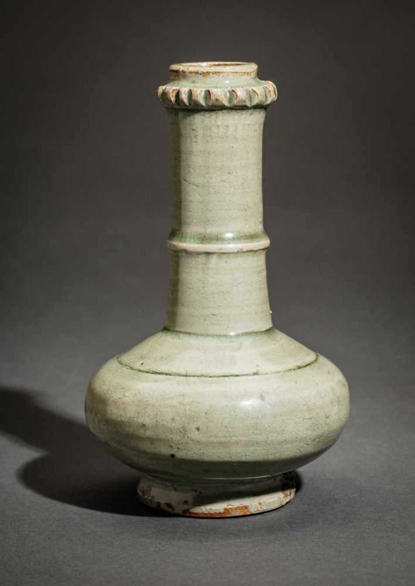 HOCHHALSIGE KLEINE VASE Glasierte Keramik, China – Südostasien. vermutlich 17. – 19. Jh.Eine - Image 2 of 4