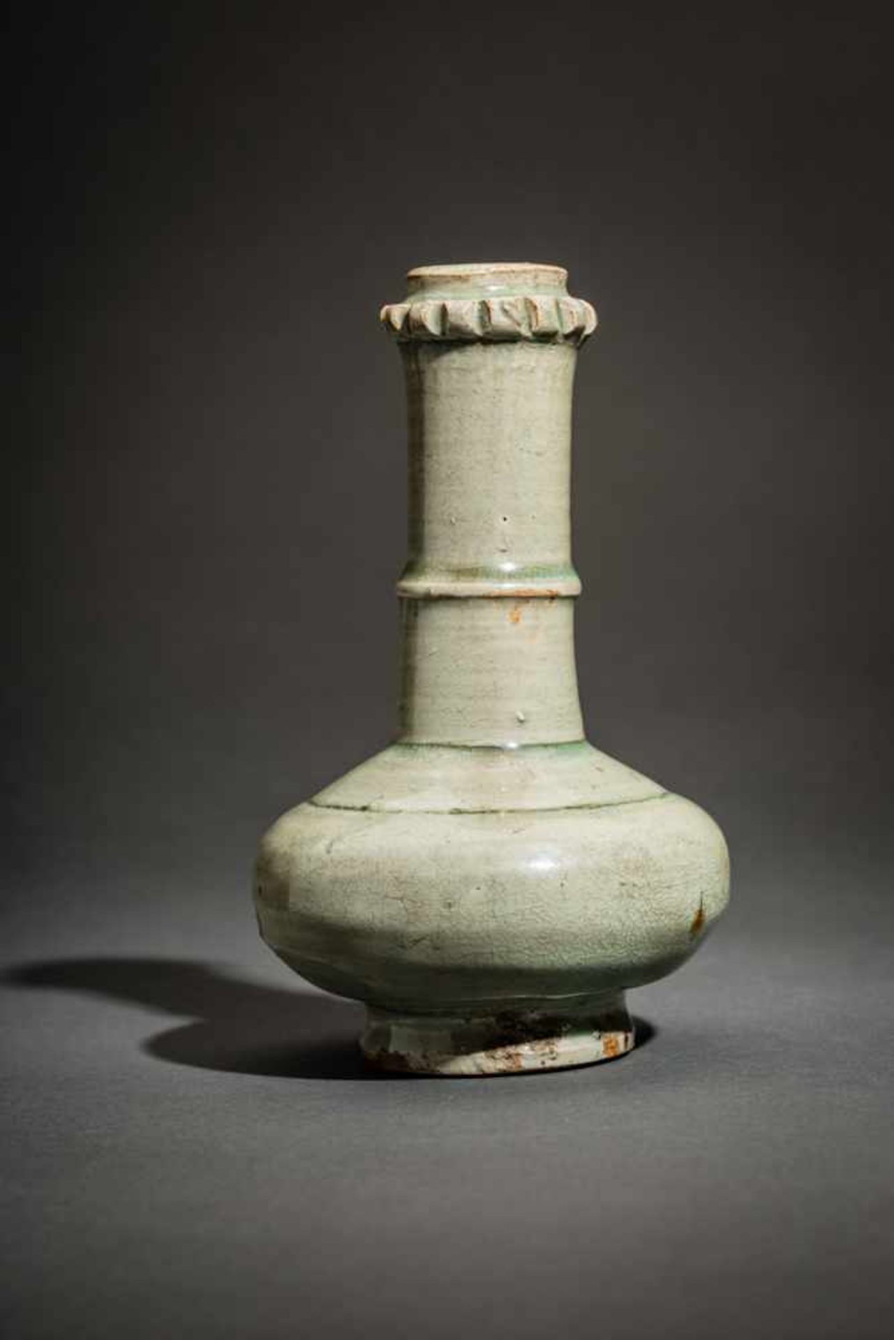 HOCHHALSIGE KLEINE VASE Glasierte Keramik, China – Südostasien. vermutlich 17. – 19. Jh.Eine - Image 3 of 4