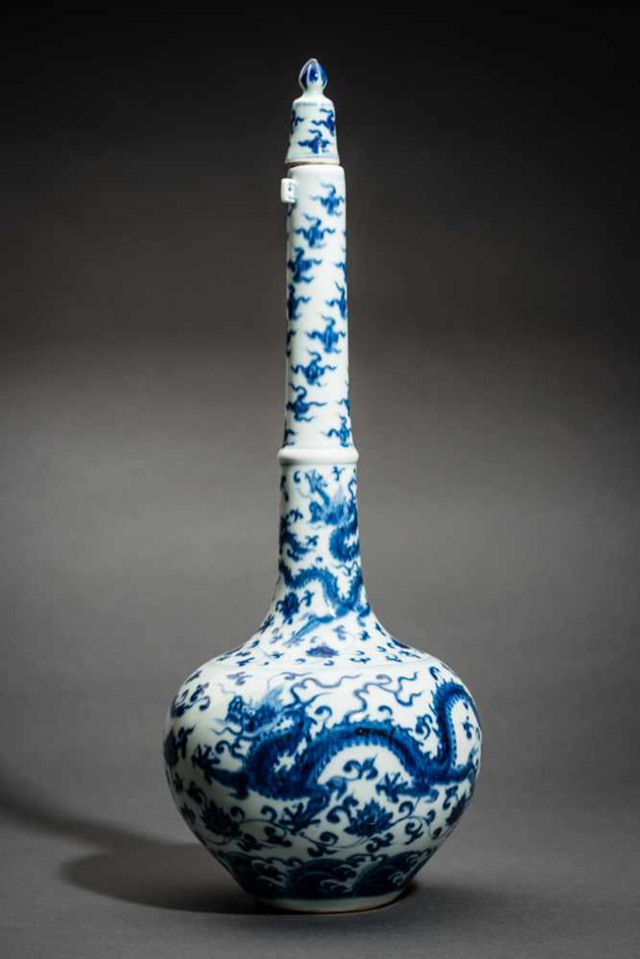 HOCHHALSIGE VASE MIT DRACHENBlauweißes Porzellan, China. Kugeliger Körper mit besonders hohem Hals - Image 4 of 6