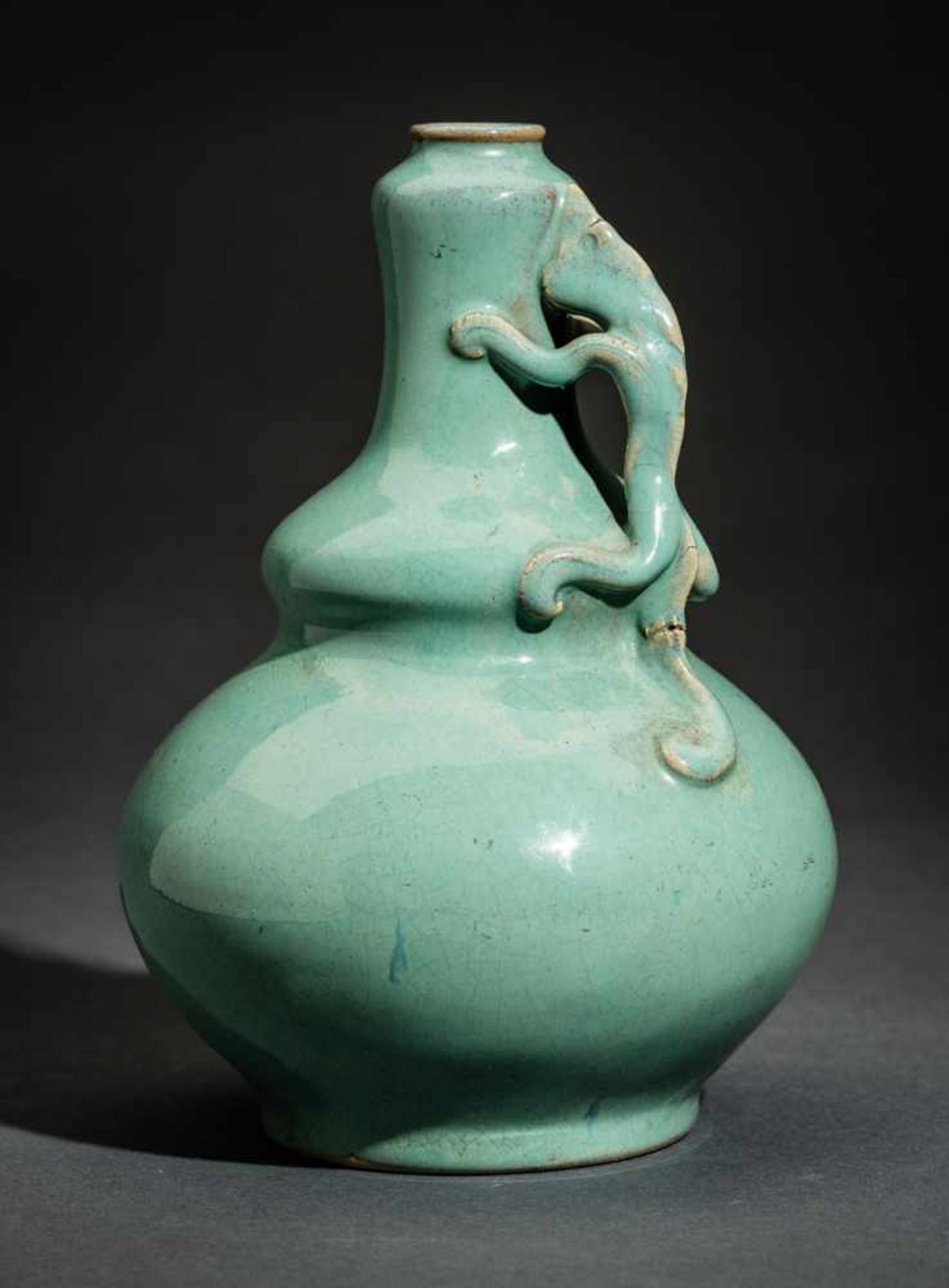 VASE MIT DRACHENGRIFF Glasierte Keramik, China. ca. spätes Qing (1644-1911) bis danachLichtgrün