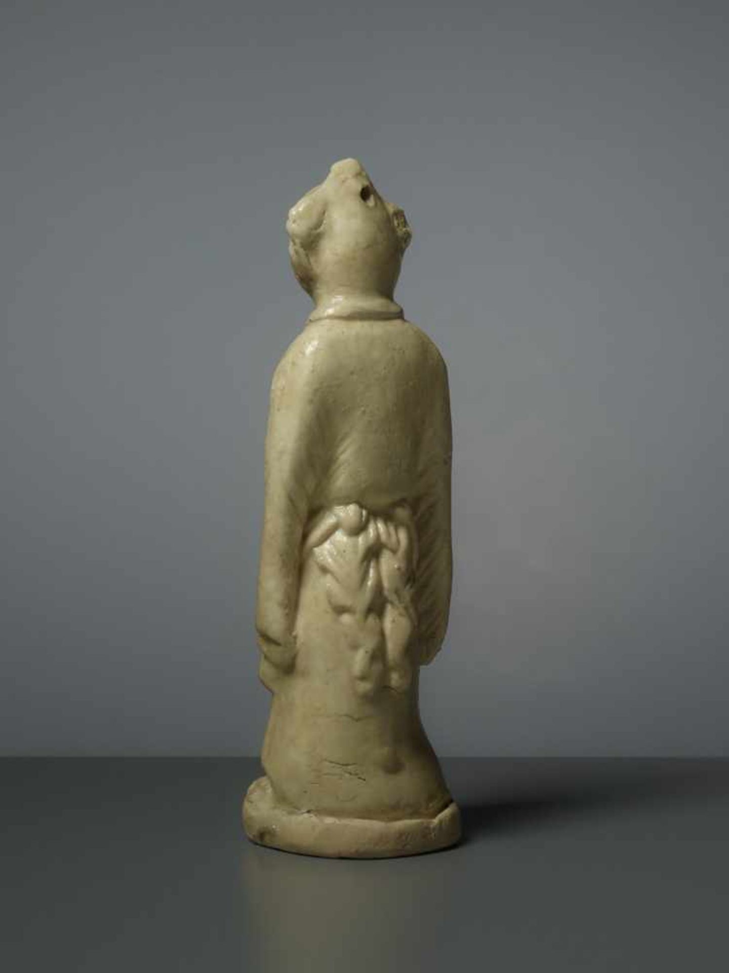 FIGUR EINES GLÜCKSKNABEN Glasierte Keramik, China. Song, ungefähr 12. Jh.Ein Knabe in - Image 3 of 5