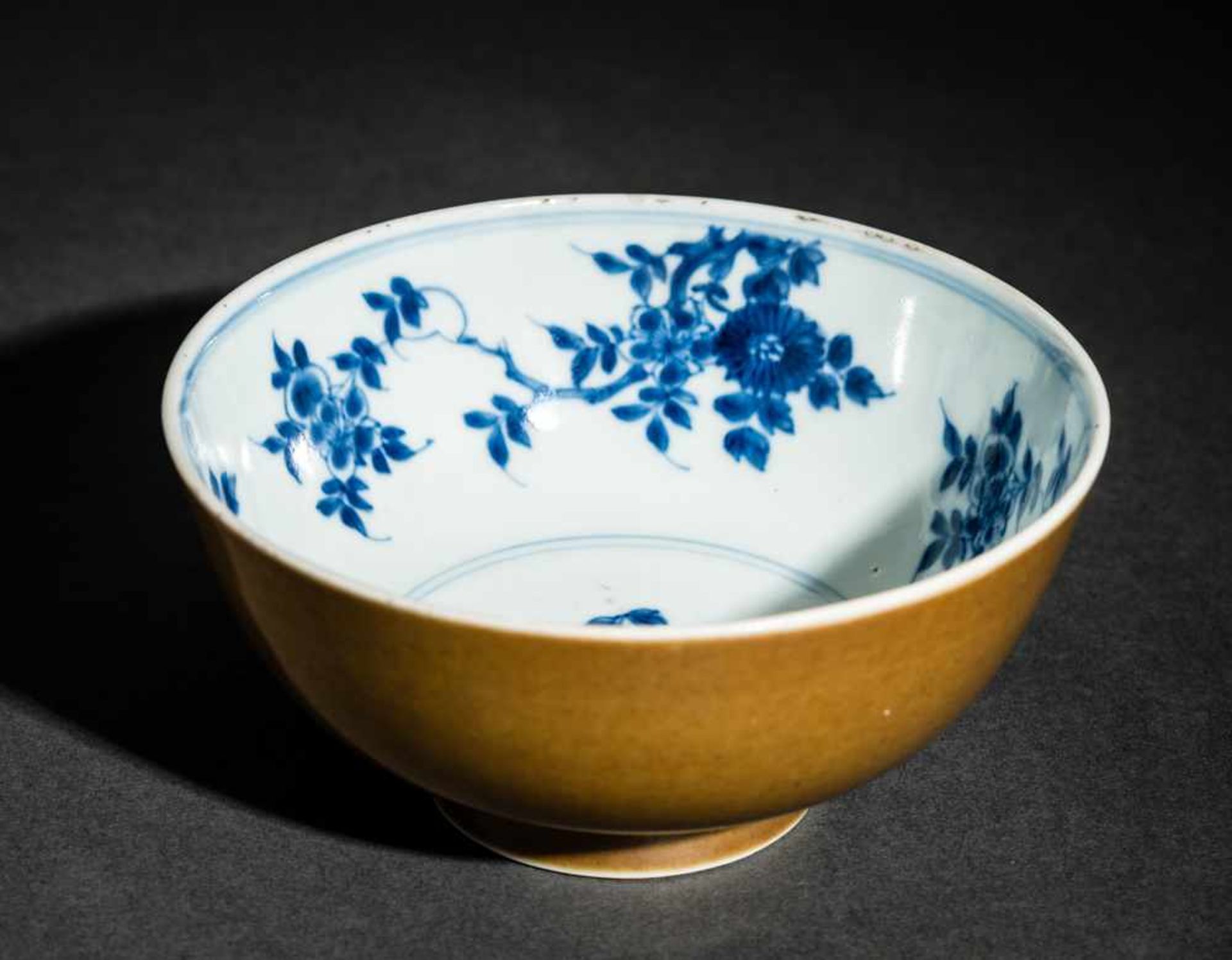 SCHALE MIT BLÜTEN Porzellan, China. Qing-Dynastie, Kangxi (1662 -1722)Gerundete Wandung über einem