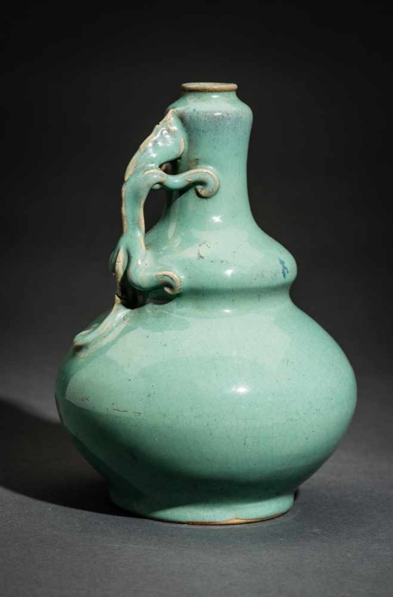 VASE MIT DRACHENGRIFF Glasierte Keramik, China. ca. spätes Qing (1644-1911) bis danachLichtgrün - Bild 2 aus 5