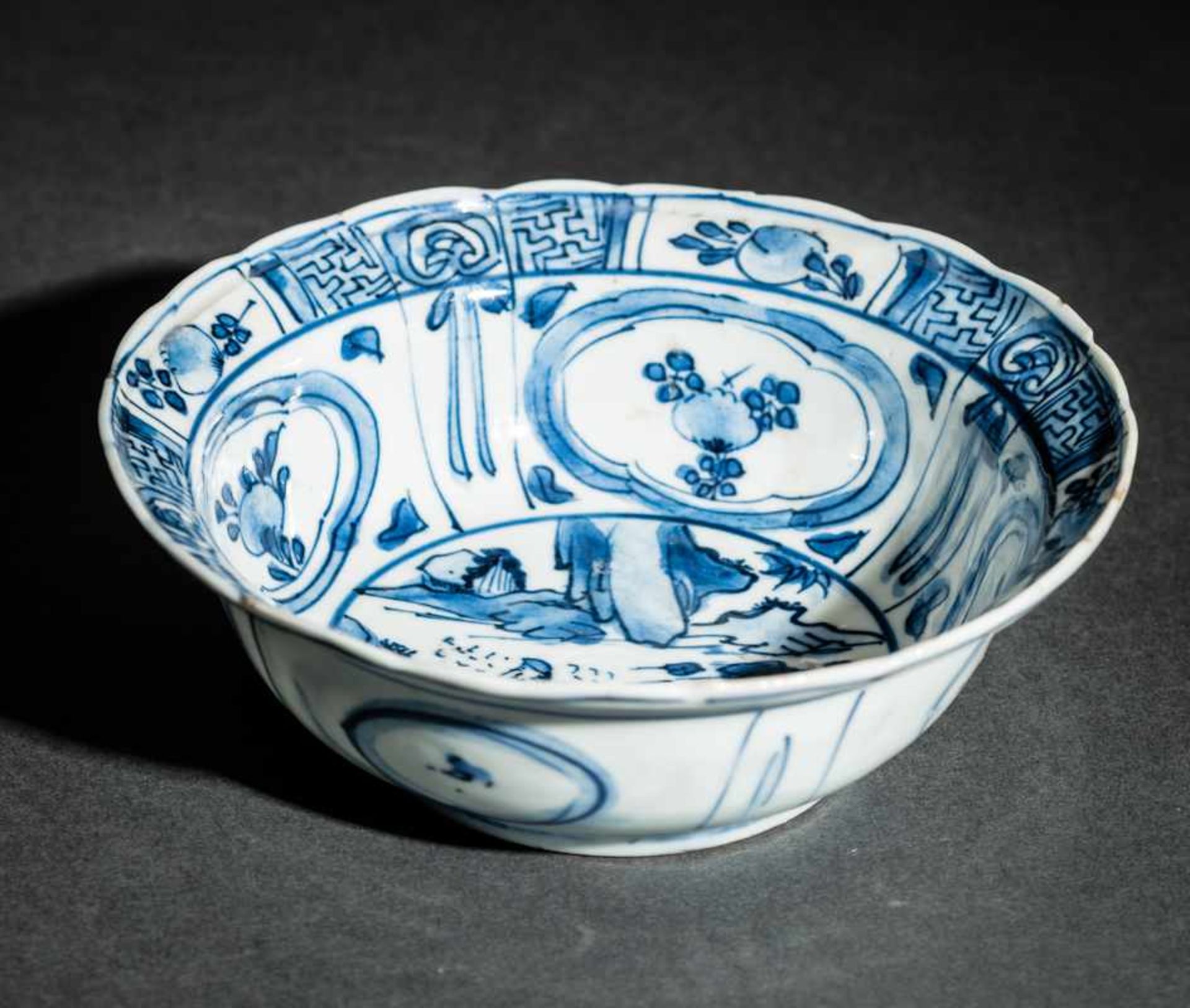 KLEINE SCHALE Blauweißes Porzellan, China. Ming-Dynastie, Wanli (1573 - 1619)Diese Schale trägt - Image 3 of 4