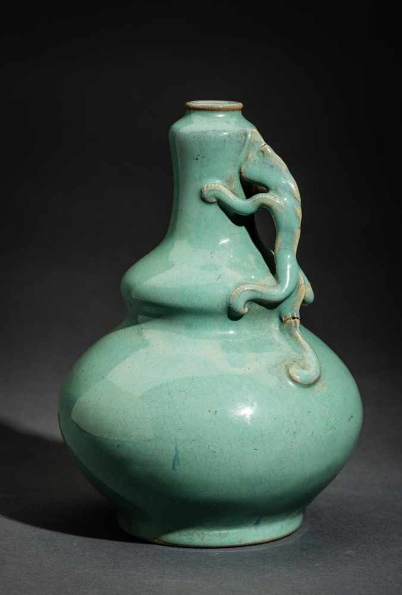 VASE MIT DRACHENGRIFF Glasierte Keramik, China. ca. spätes Qing (1644-1911) bis danachLichtgrün - Image 3 of 5