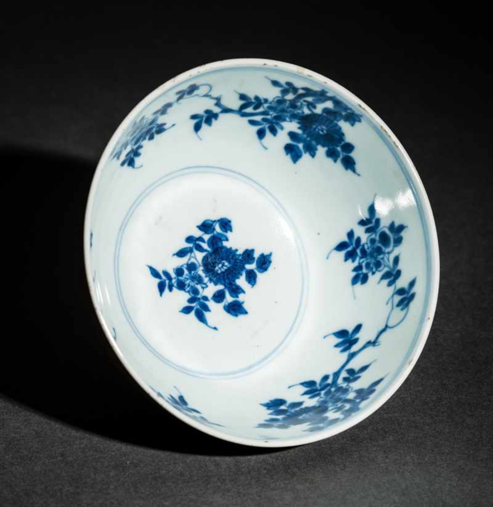 SCHALE MIT BLÜTEN Porzellan, China. Qing-Dynastie, Kangxi (1662 -1722)Gerundete Wandung über einem - Image 4 of 5