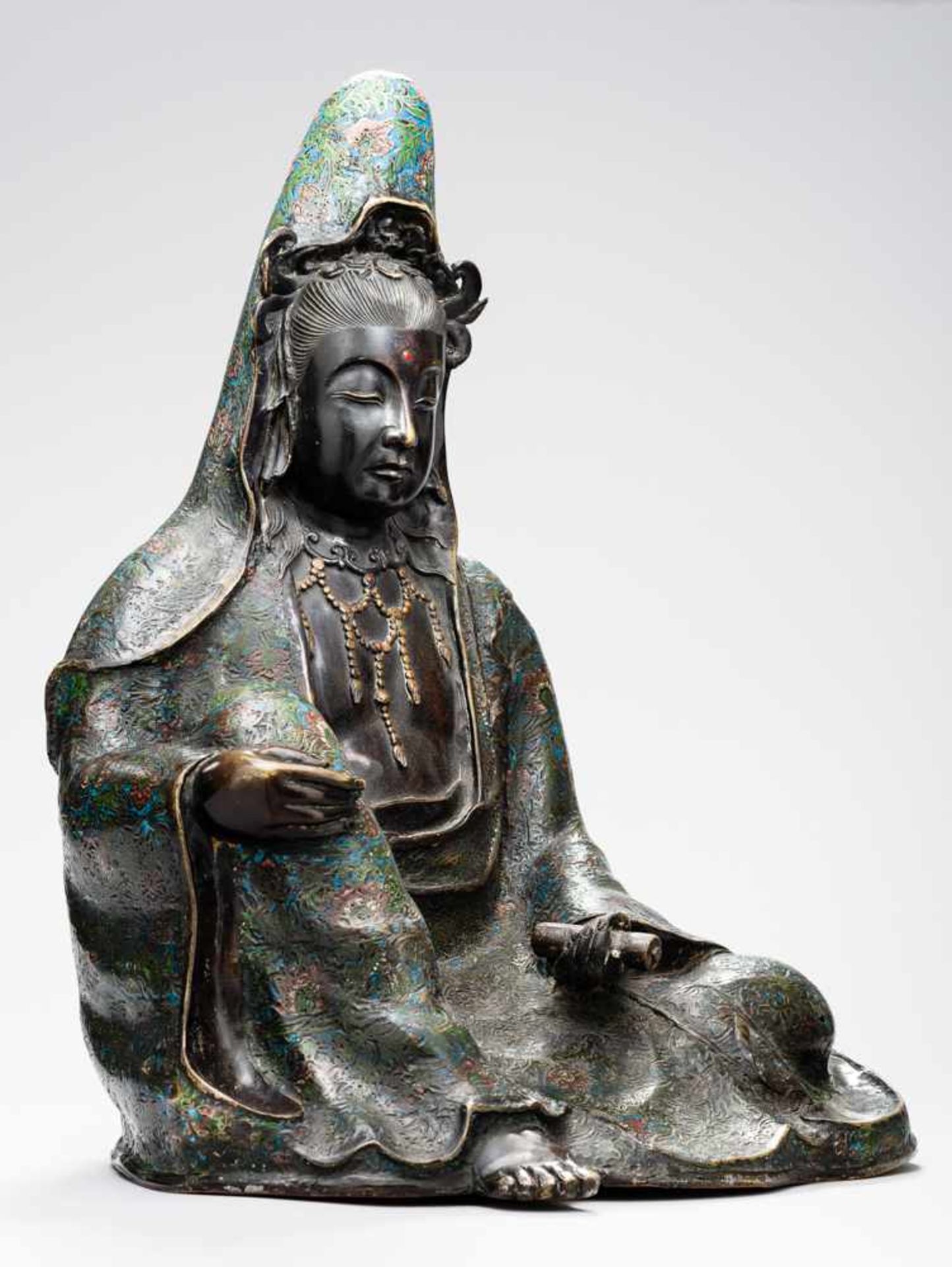 SITZENDE GÖTTIN GUANYIN Gelbe Bronze mit Email und Vergoldung, China. Qing-Dynastie, 18. / 19. Jh. - Image 3 of 5