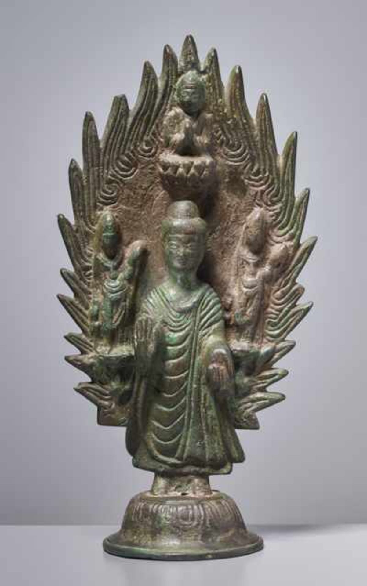 FRÜHE BRONZE EINES BUDDHA VOR FLAMMENDEM NIMBUS MIT DATIERUNG 571 Bronze, China. Nördliche QiSehr