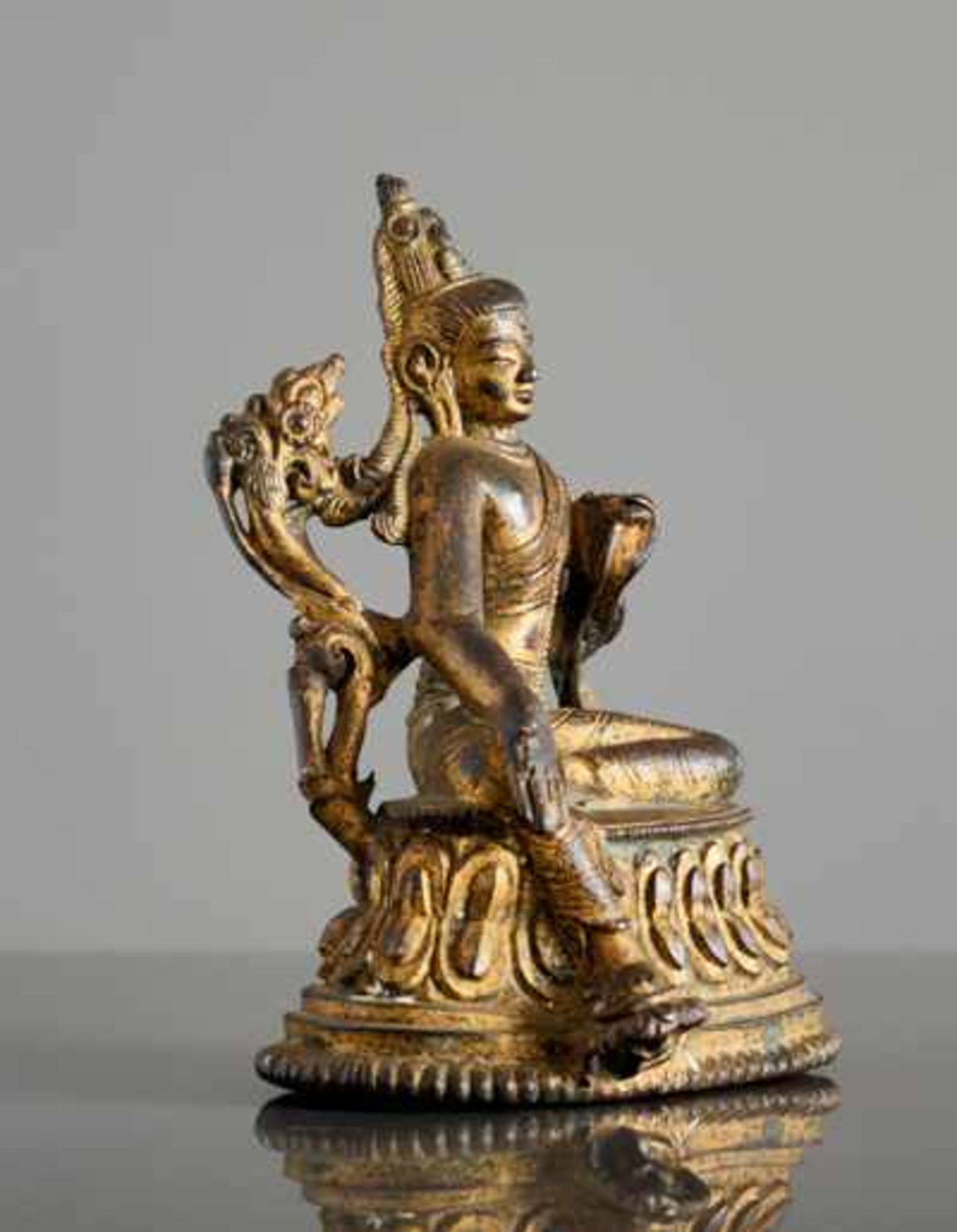 SEHR FRÜHE KLEINE BRONZE DES BUDDHISTISCHEN BODHISATTVA SYAMATARA Bronze, Tibet. ca. 13. Jh.Frühe - Image 3 of 4