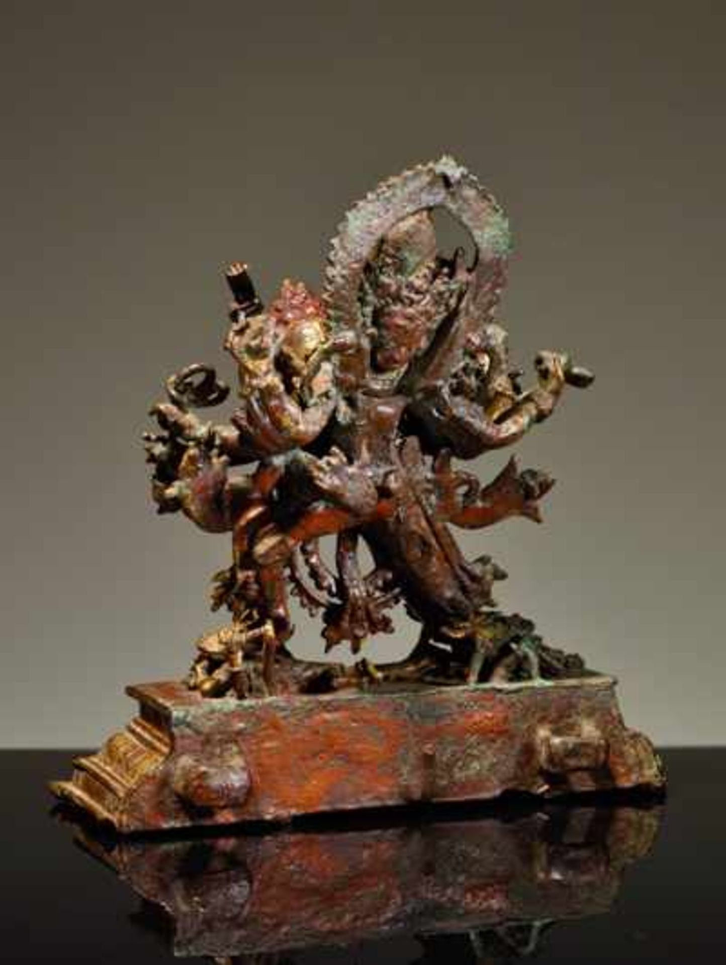 ZWÖLFARMIGER CAKRASAMVARA MIT YOGINI Feuervergoldete Bronze, Nepal. 17. Jh. Diese besonders fein - Image 3 of 3