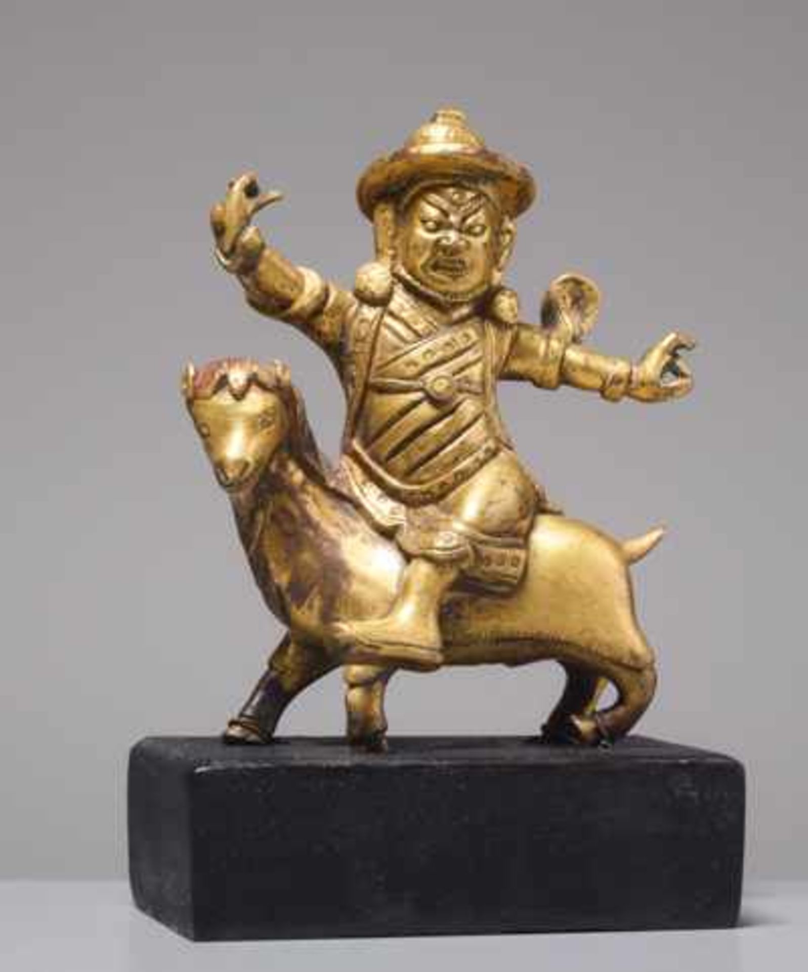 FEUERVERGOLDETE BRONZE DES DAMCAN AUF ZIEGENBOCK Feuervergoldete Bronze, Tibet. 18. bis frühes 19. - Bild 2 aus 3