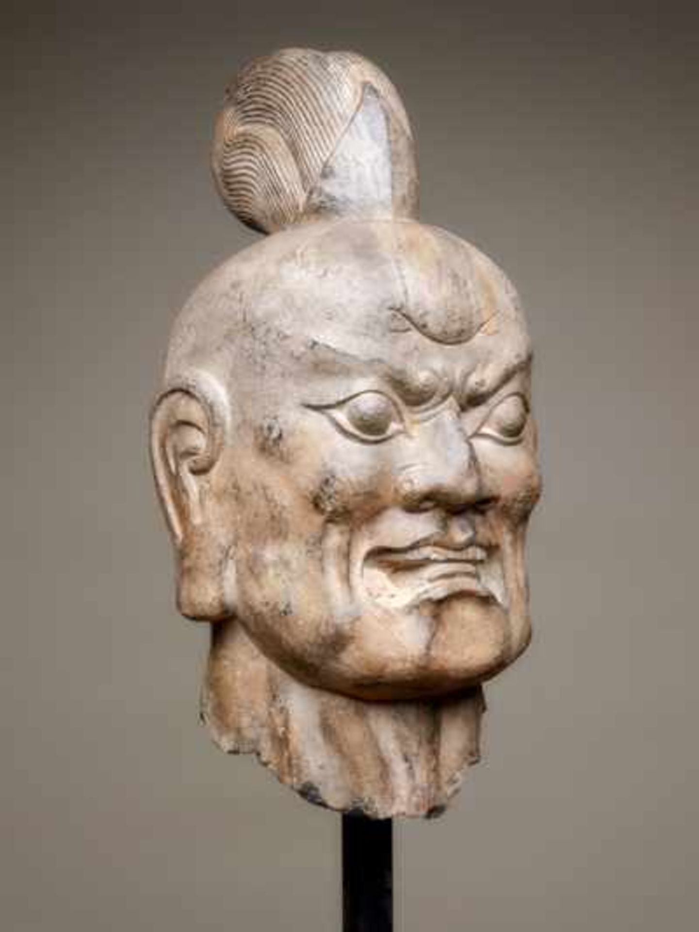 ÜBERLEBENSGROSSER KOPF EINES WÄCHTERGOTTES Grauer Stein, China. Tang-Dynastie (618 - 907) Ein in - Bild 2 aus 4