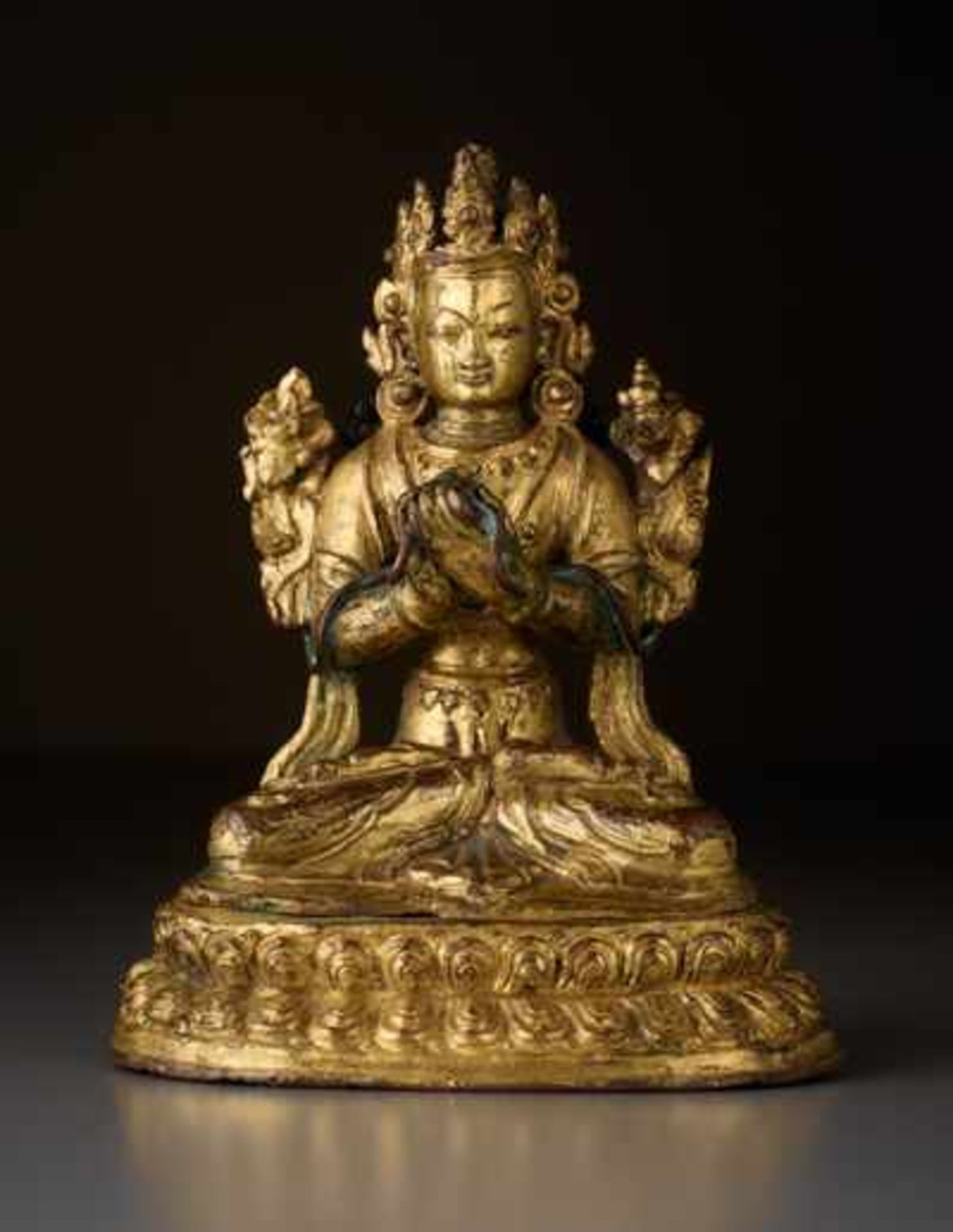 VERGOLDETE BRONZE MIT BEMALUNG DES BODHISATTVA MAITREYA Feuervergoldete Bronze, Tibet. 18. Jh.