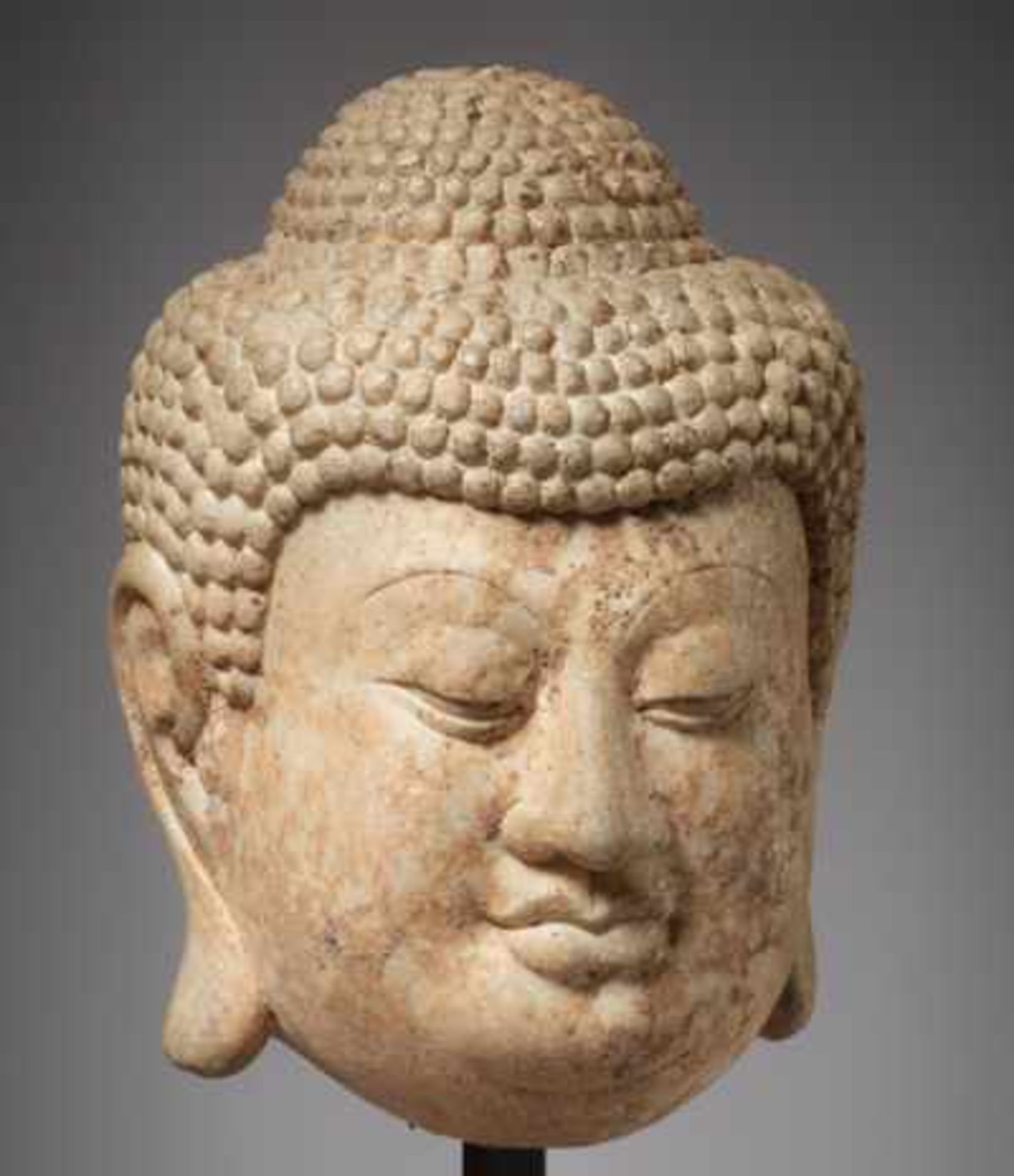 MEDITATIVER KOPF DES BUDDHA Lichtgrauer Stein (Marmor), China. ca. Ming-Dynastie (1368 - 1644)In