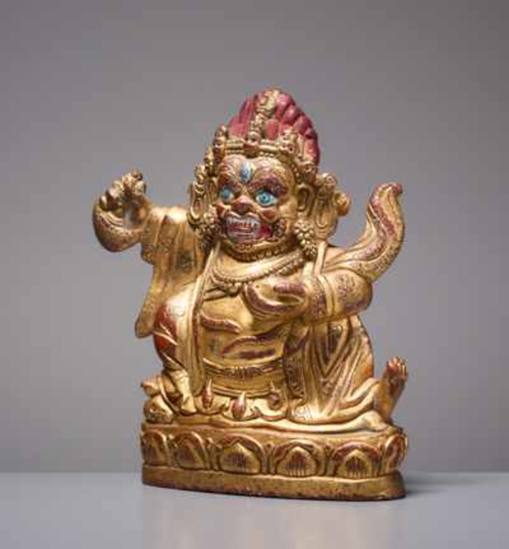 KLEINE VERGOLDETE BRONZE MIT KALTBEMALUNG DES SCHUTZGOTTES MAHAKALA Feuervergoldete Bronze, Tibet.