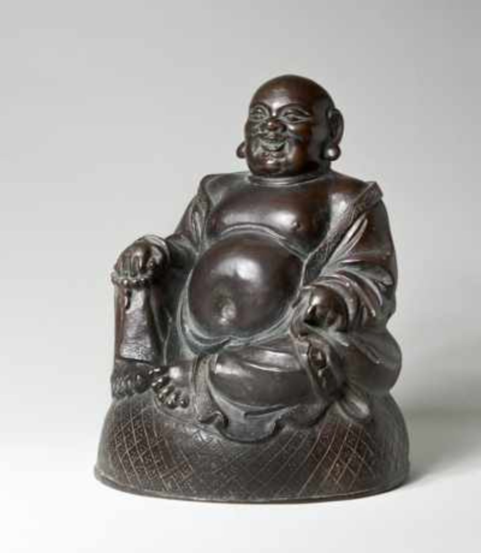 DER DICKBÄUCHIGE MÖNCH BUDAI Bronze, China. späte Ming-Dynastie (1368 - 1644) Eine sehr kraftvoll